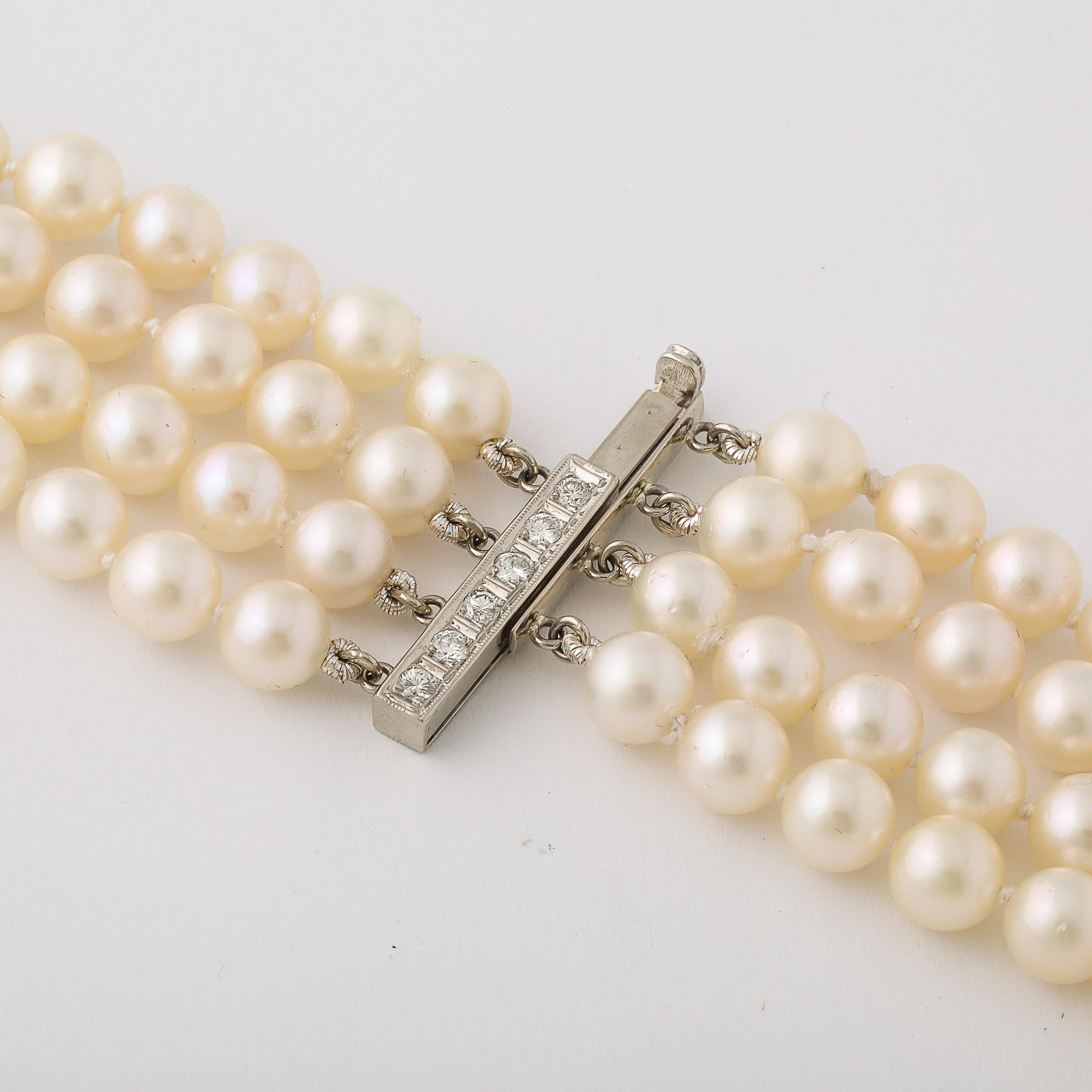 Femenino o masculino Collar de perlas de cuatro vueltas de mediados de siglo con cierre de platino y diamantes en venta