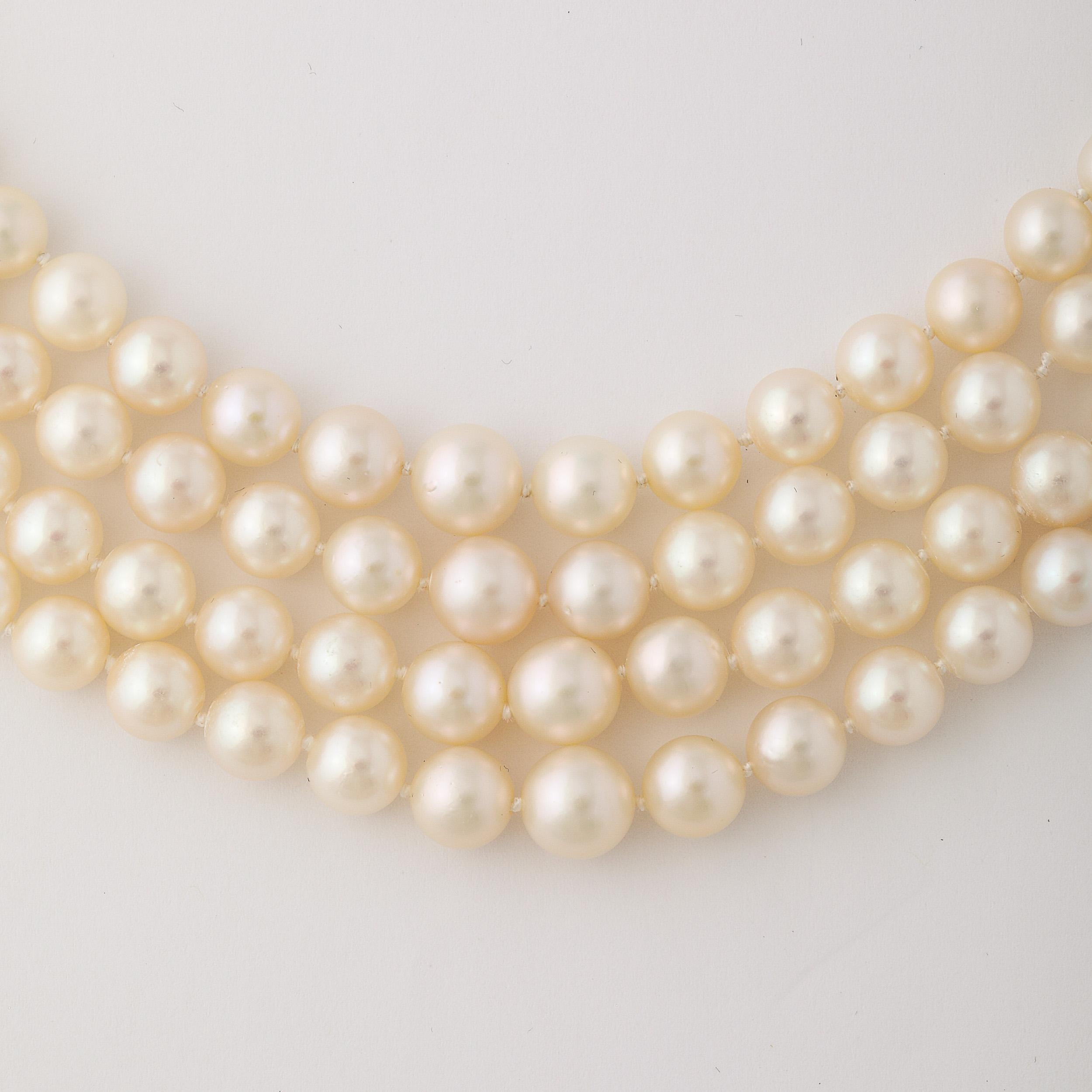 Collar de perlas de cuatro vueltas de mediados de siglo con cierre de platino y diamantes en venta 2