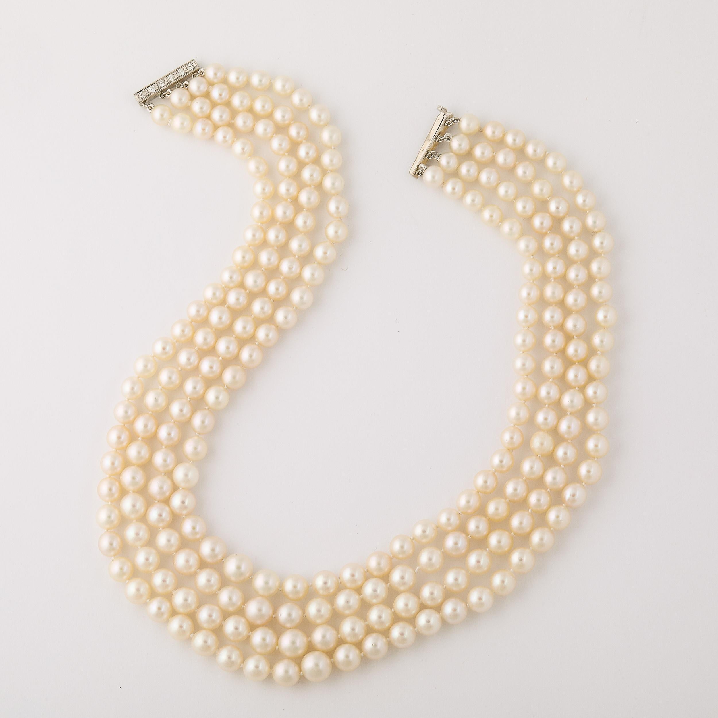 Collar de perlas de cuatro vueltas de mediados de siglo con cierre de platino y diamantes en venta 3