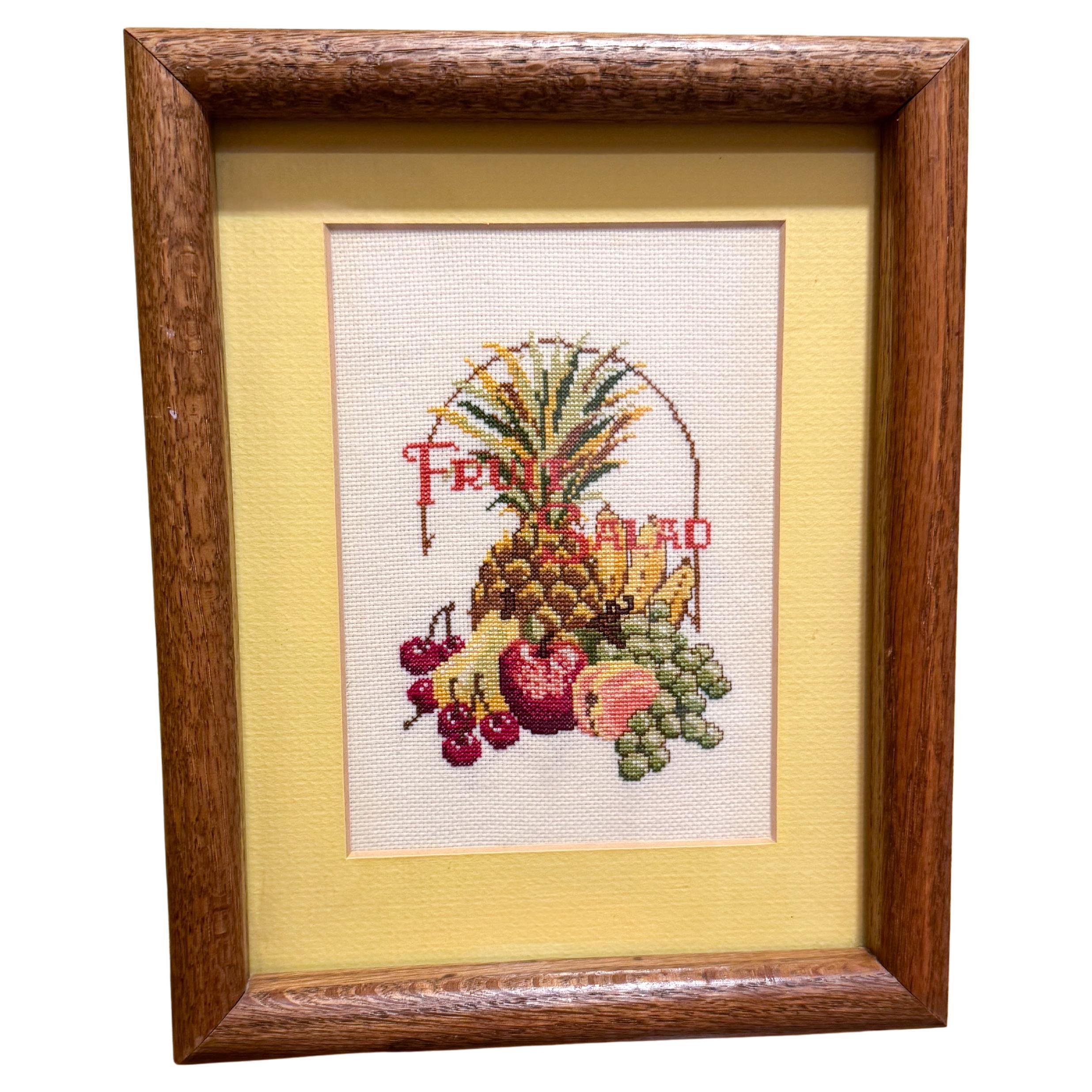 Nature morte au point d'aiguille "Salade de fruits" dans un cadre en bois, milieu du siècle 1980 en vente
