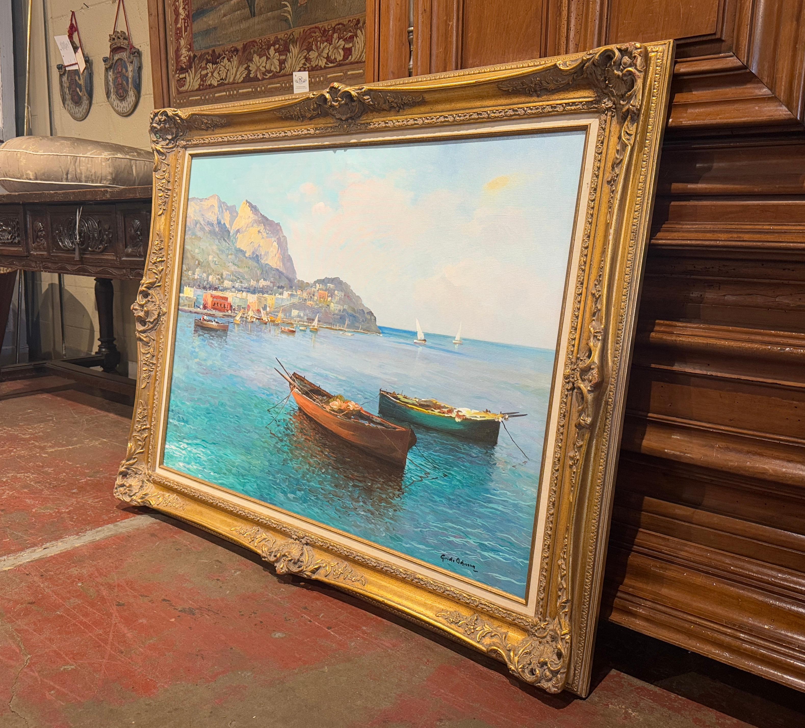 Decora uno studio o una tana con questa colorata composizione di pittura marina antica su tela. Realizzato in Italia intorno al 1950 e inserito in una cornice in legno dorato intagliato, questo grande dipinto cattura magnificamente il fascino