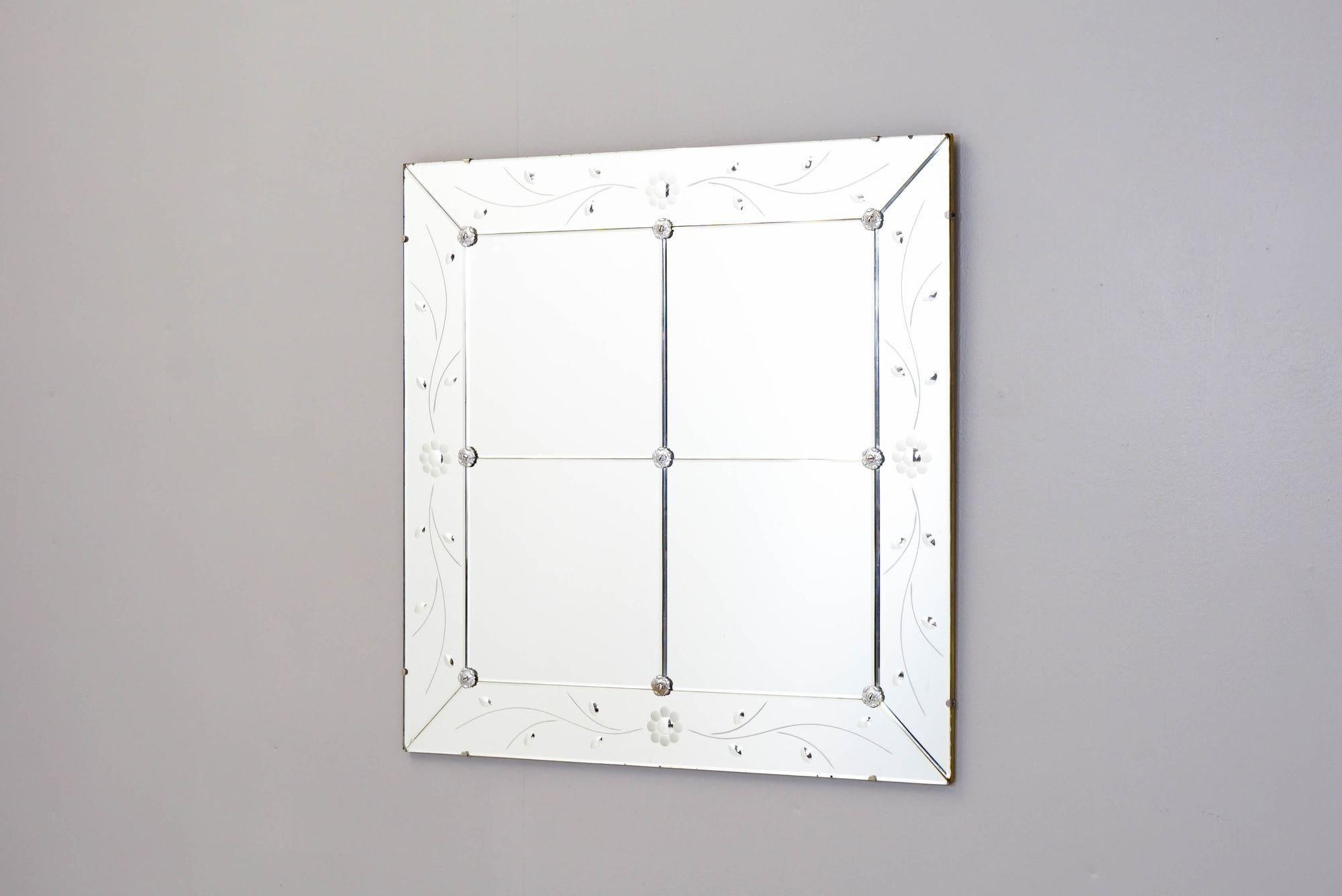 
Miroir sans cadre de style vénitien avec détails floraux.
H 81cm x L 81cm x P 3cm
15kg
uk 1950 circa