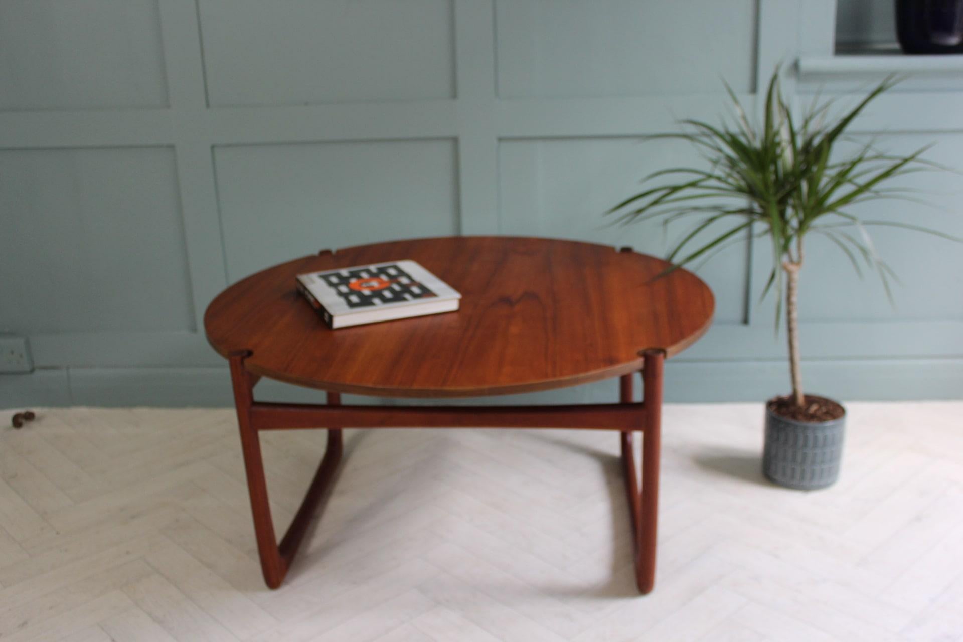 Mid-Century France & Son Teak Coffee Table by Peter Hvidt & Orla Mølgaard-Nielsen for France & Son (1960s)

This vintage mid-century teak coffee table, designed by the legendary Danish duo Peter Hvidt & Orla Mølgaard-Nielsen and manufactured