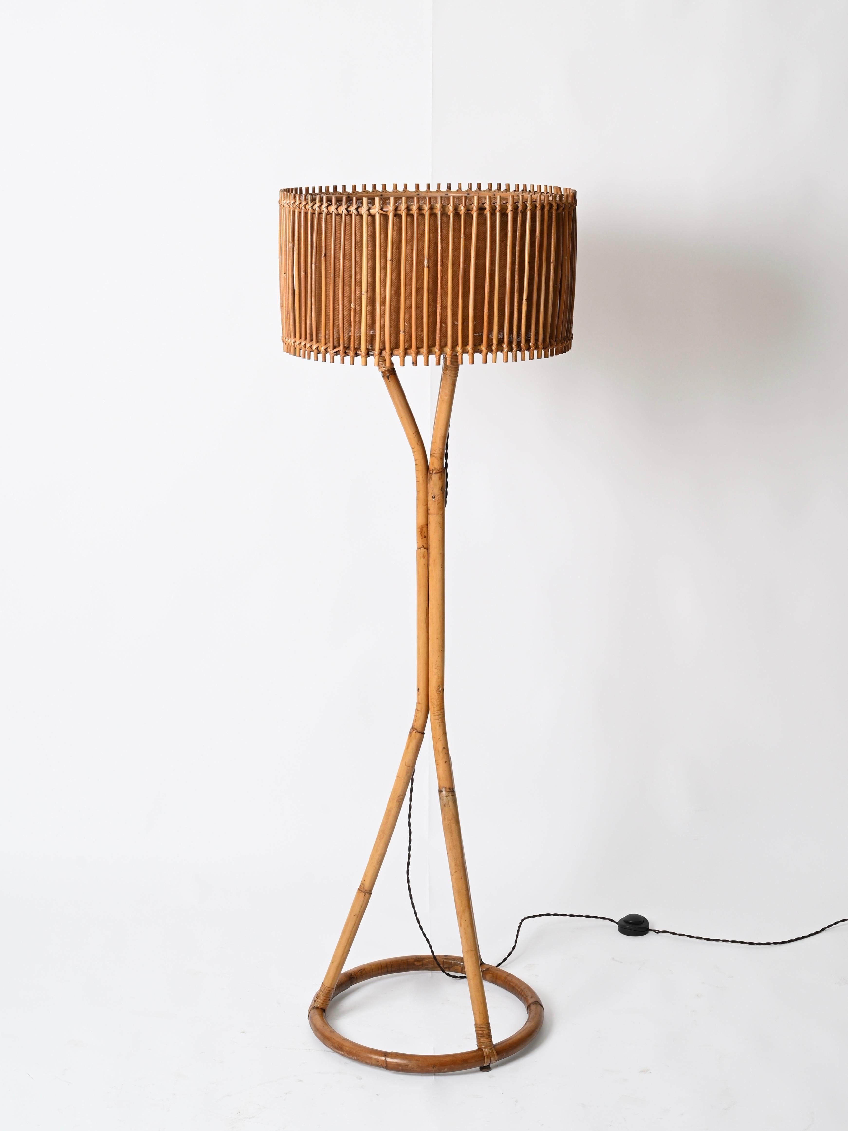 Impresionante lámpara de pie de mediados de siglo totalmente fabricada con bambú curvado y mimbre de ratán tejido a mano. Esta elegante lámpara de pie orgánica fue diseñada bajo la maestría de Franco Albini y producida en Italia durante la década de