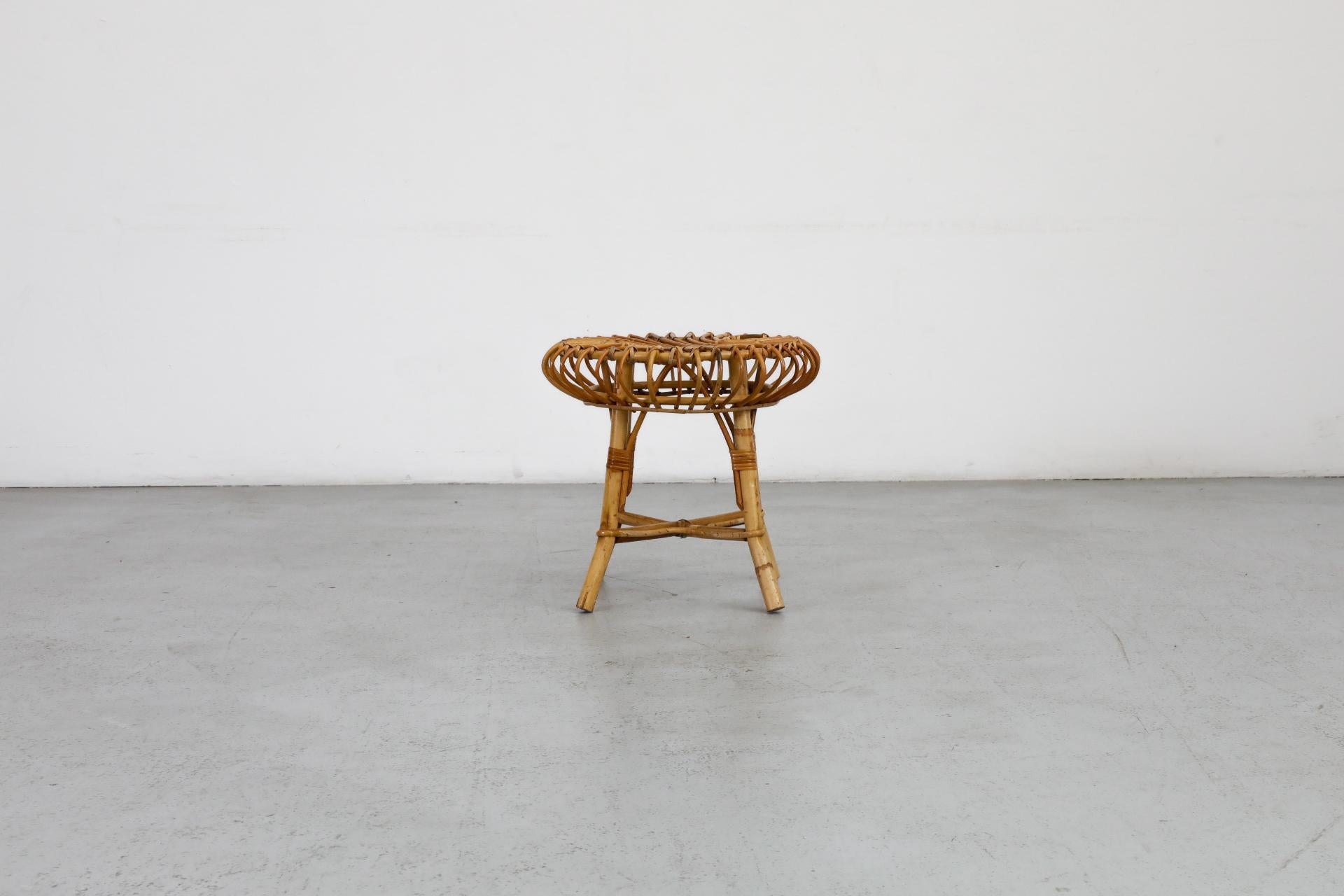 Tabouret bas en bambou du milieu du siècle, magnifiquement construit, inspiré par le travail de l'illustre designer italien Franco Albini. En état d'origine avec une usure conforme à l'âge et à l'utilisation. Présenté avec des tabourets similaires,