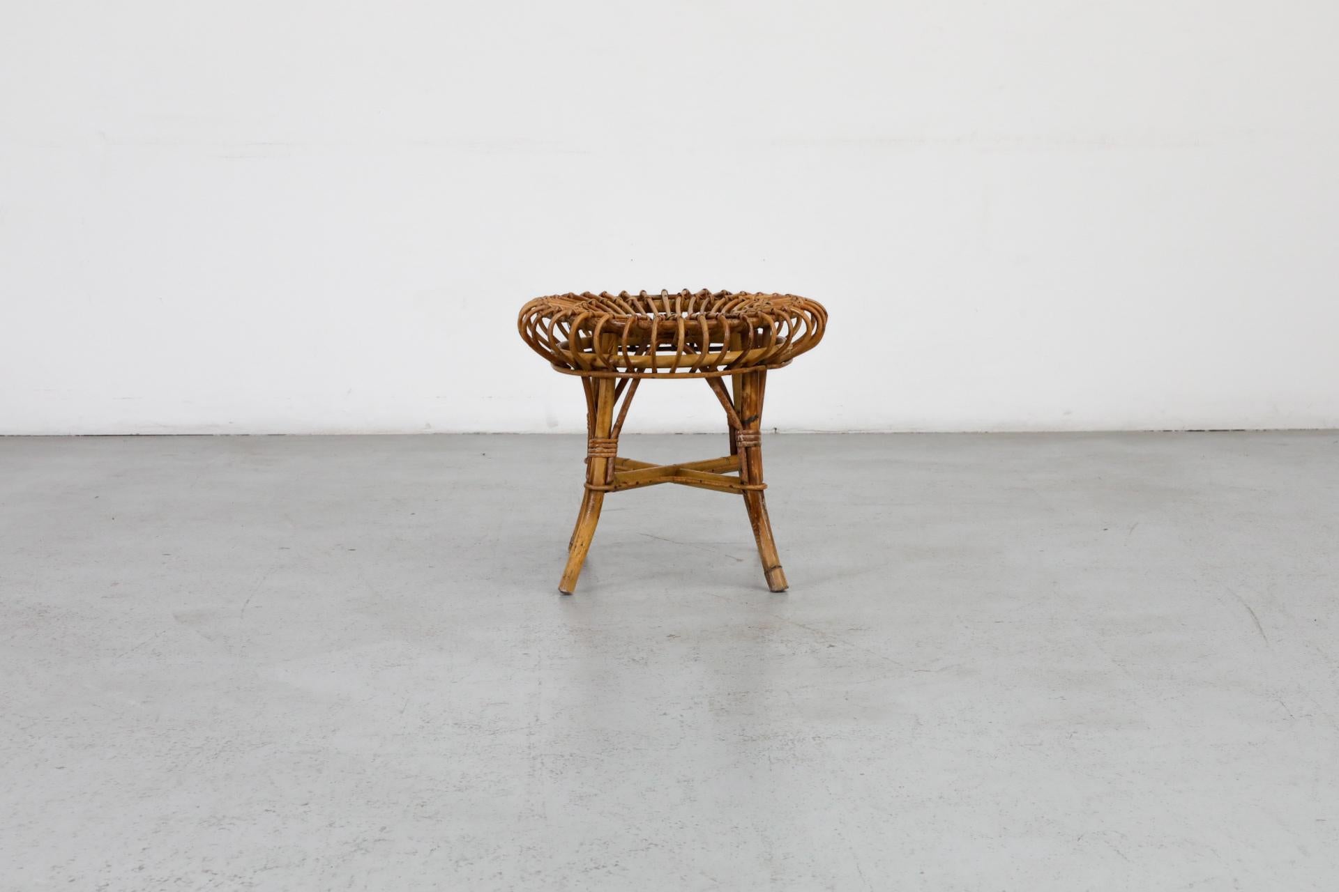 Tabouret bas en bambou du milieu du siècle, magnifiquement construit, inspiré par le travail de l'illustre designer italien Franco Albini. En état d'origine avec une usure conforme à l'âge et à l'utilisation. Des tabourets similaires sont également