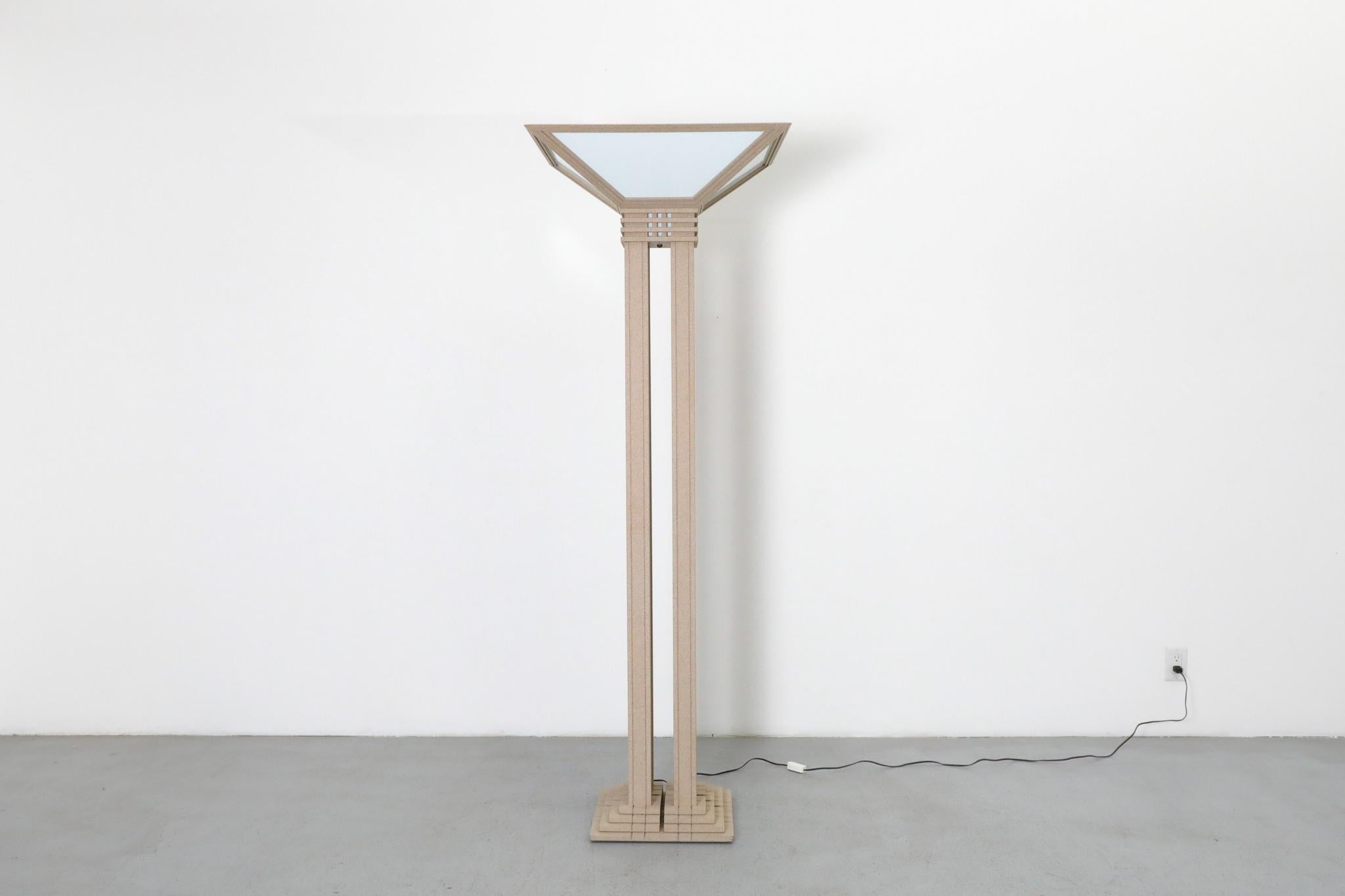 Lampadaires Torchiere du milieu du siècle inspirés de Frank Lloyd Wright avec faux granit et panneaux de verre blanc - Disponibles individuellement

Évoquant l'esthétique emblématique de l'école des Prairies de Frank Lloyd Wright, ces lampadaires