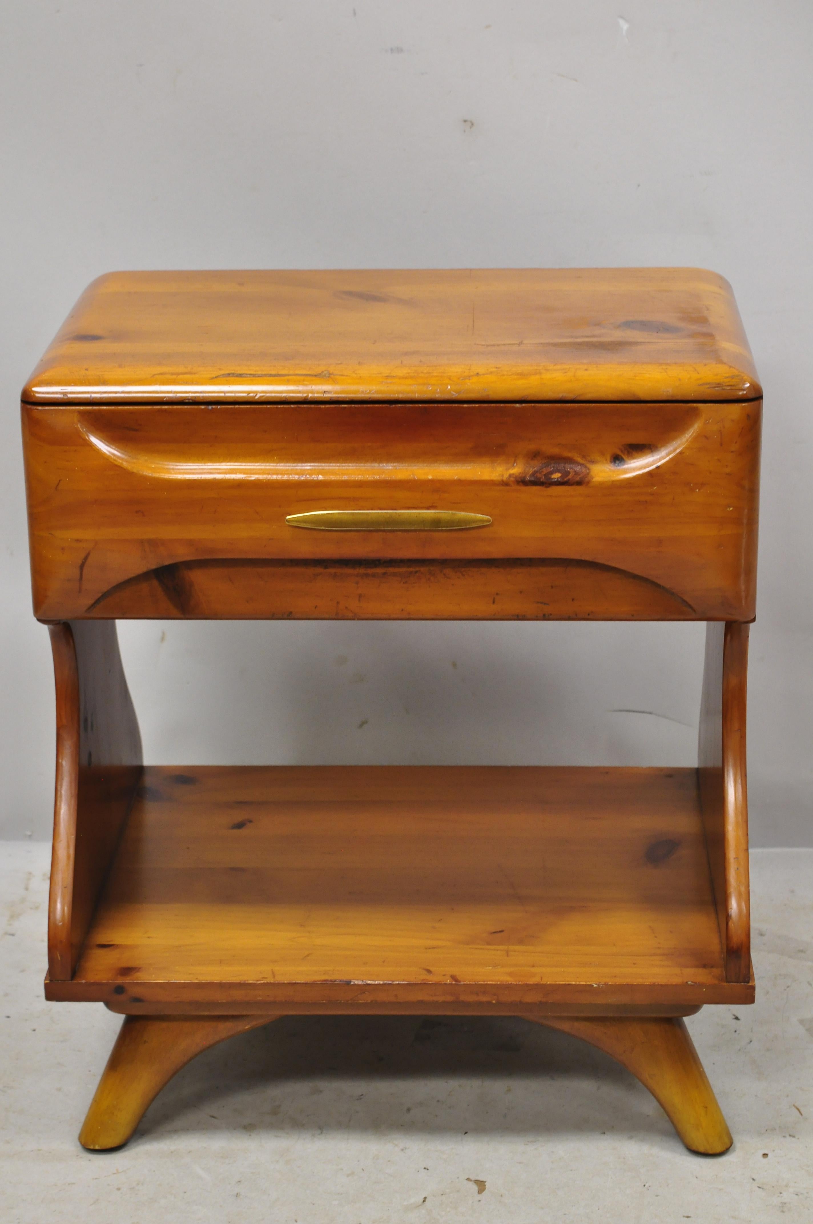 Mid-Century Modern Franklin Shockey sculptured pine wood one-drawer nightstand bedside table. Item features solid wood construction, beautiful wood grain, distressed finish, original label, 1-drawer, very nice vintage item, sleek sculptural form,