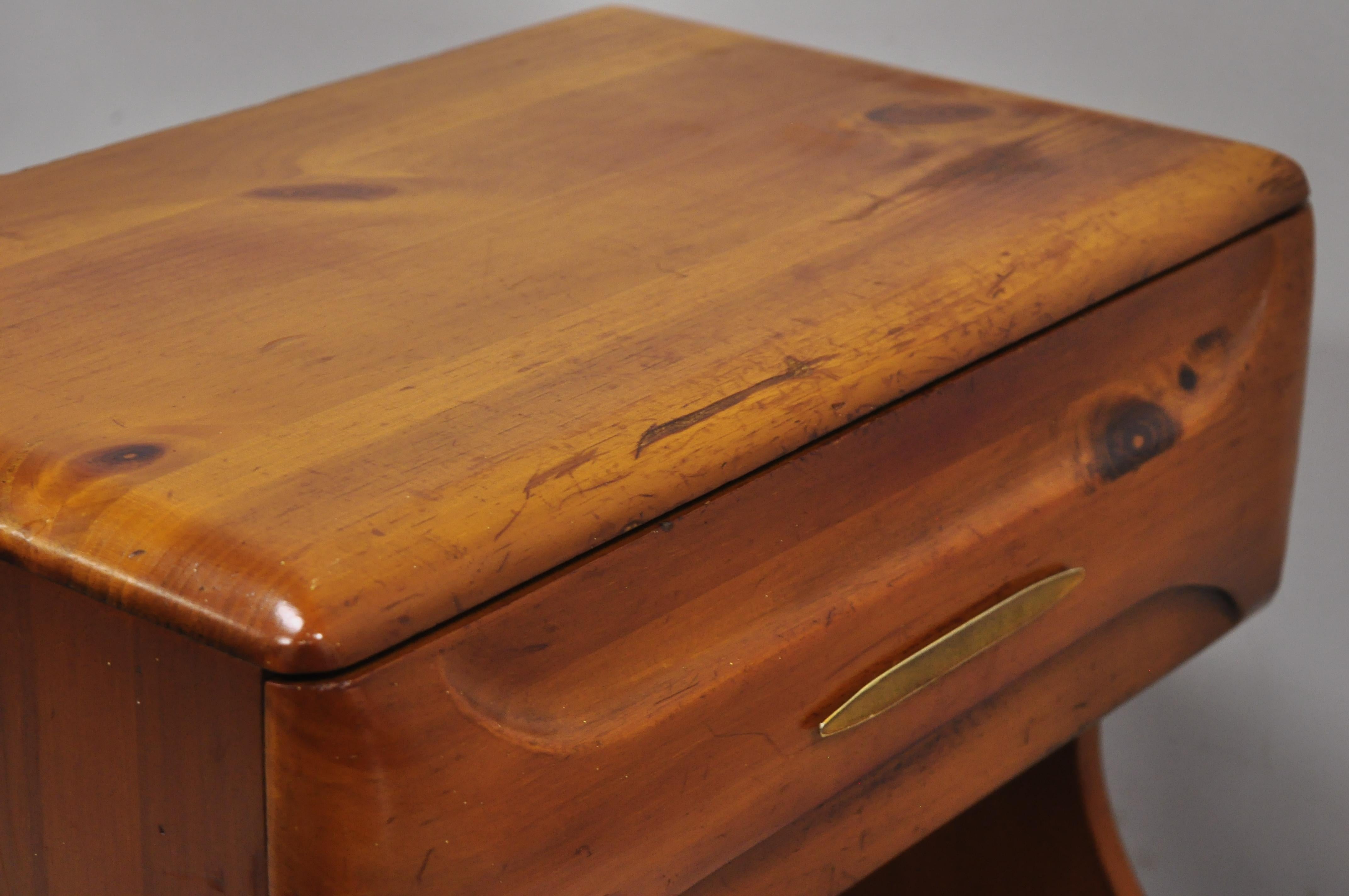 Midcentury Franklin Shockey Sculptured Pine One-Drawer Nightstand Bedside Table In Good Condition In Philadelphia, PA