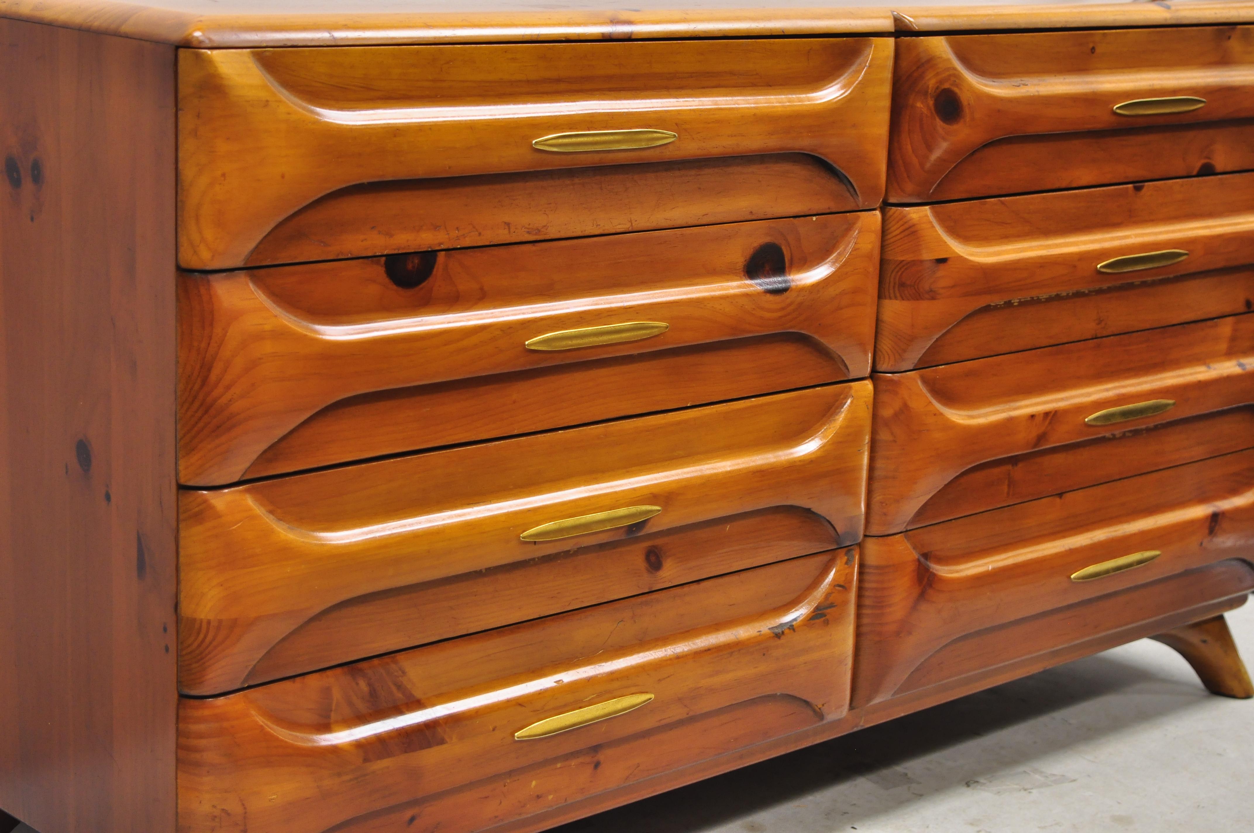 Mid-Century Modern Franklin Shockey sculptured pine wood 8-drawer credenza dresser. Item features solid wood construction, beautiful wood grain, distressed finish, original label, 8 drawers, very nice vintage item, sleek sculptural form, circa