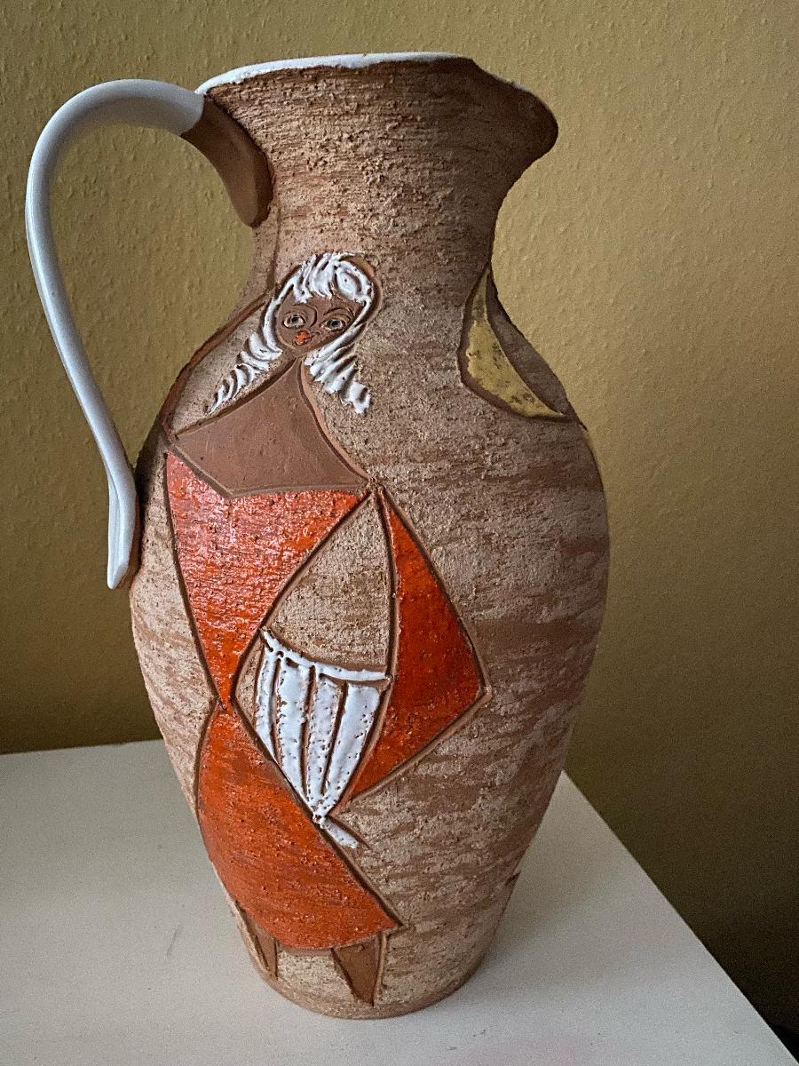 Stunning and vibrant, 40 cm high, jug vase with sgrafitto and hand-painted colored glossy pattern of stylised women. On the base is painted Italy 7882.

Fratelli Fanciullacci Pottery: during the first half of the 20th century the firm slowly