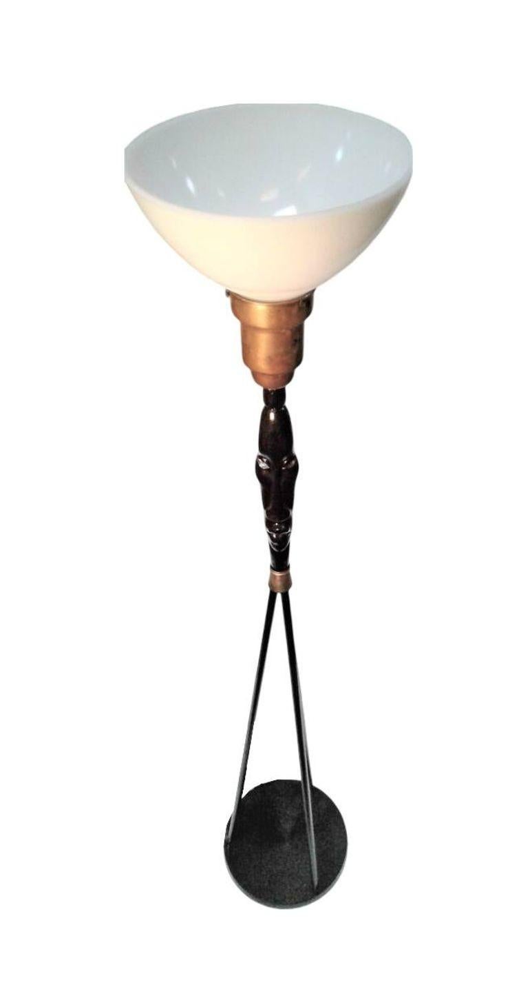 Metallo Lampada da terra di metà secolo Frederic Weinberg Maschera Man Ray Tiki in vendita