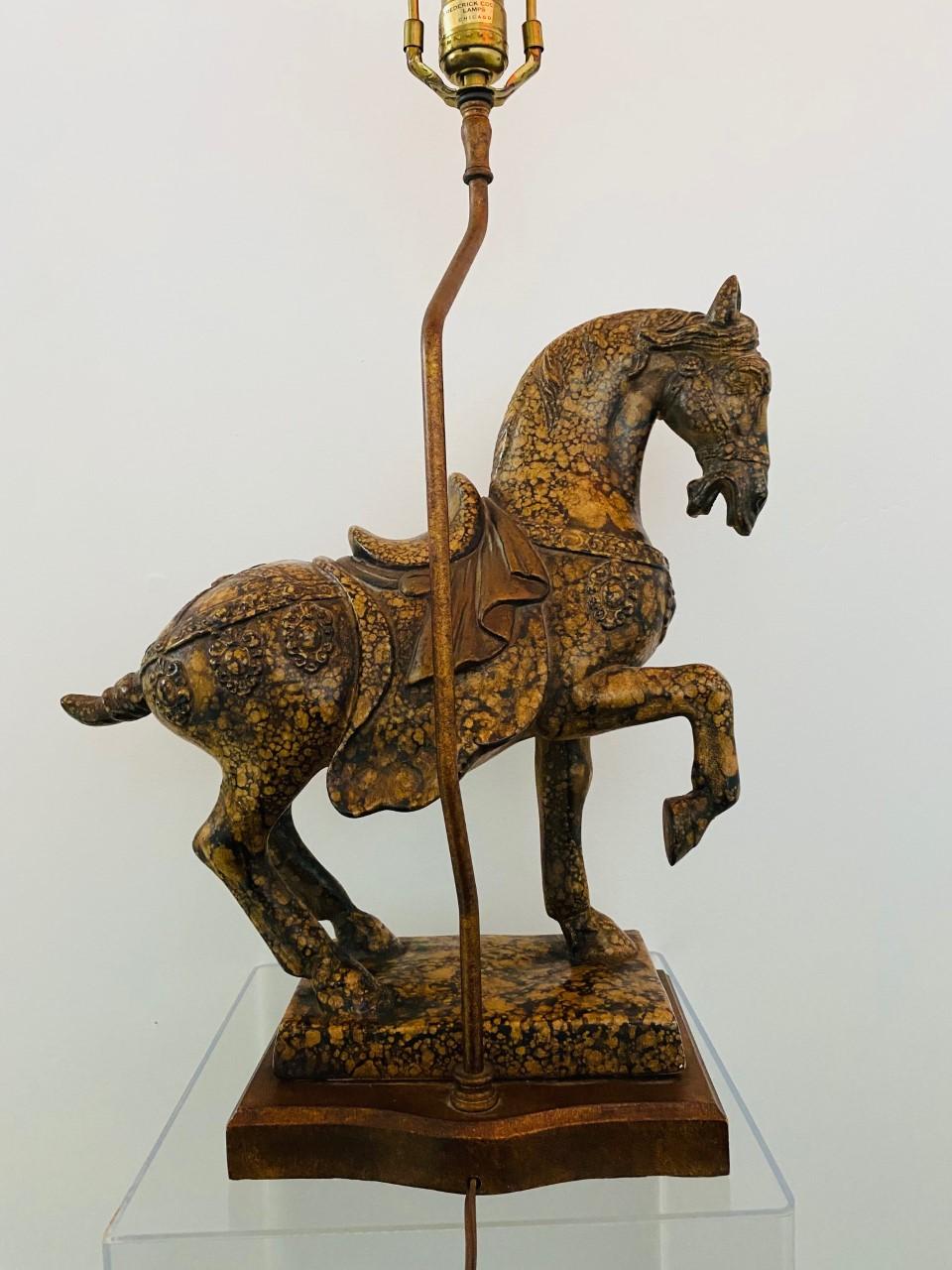 Lampe à poser du milieu du siècle Frederick Cooper, cheval Tang Dynasty en vente 7