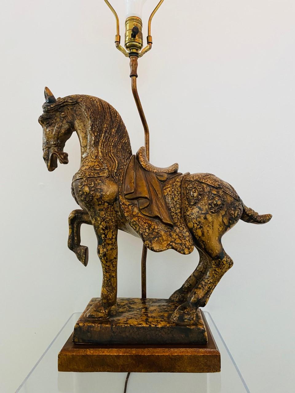 Chinoiseries Lampe à poser du milieu du siècle Frederick Cooper, cheval Tang Dynasty en vente