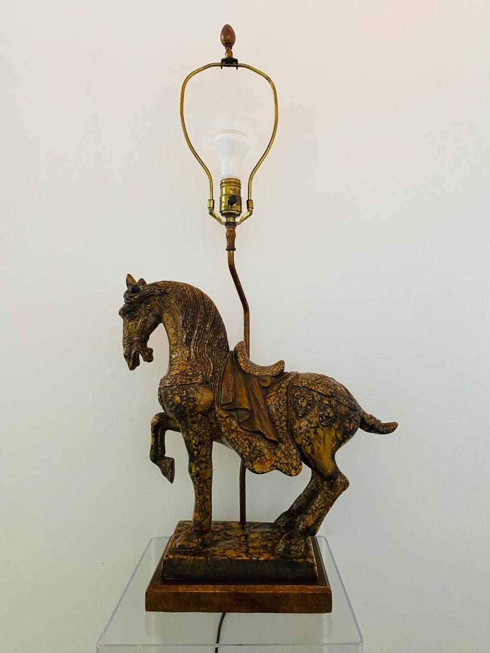 Américain Lampe à poser du milieu du siècle Frederick Cooper, cheval Tang Dynasty en vente