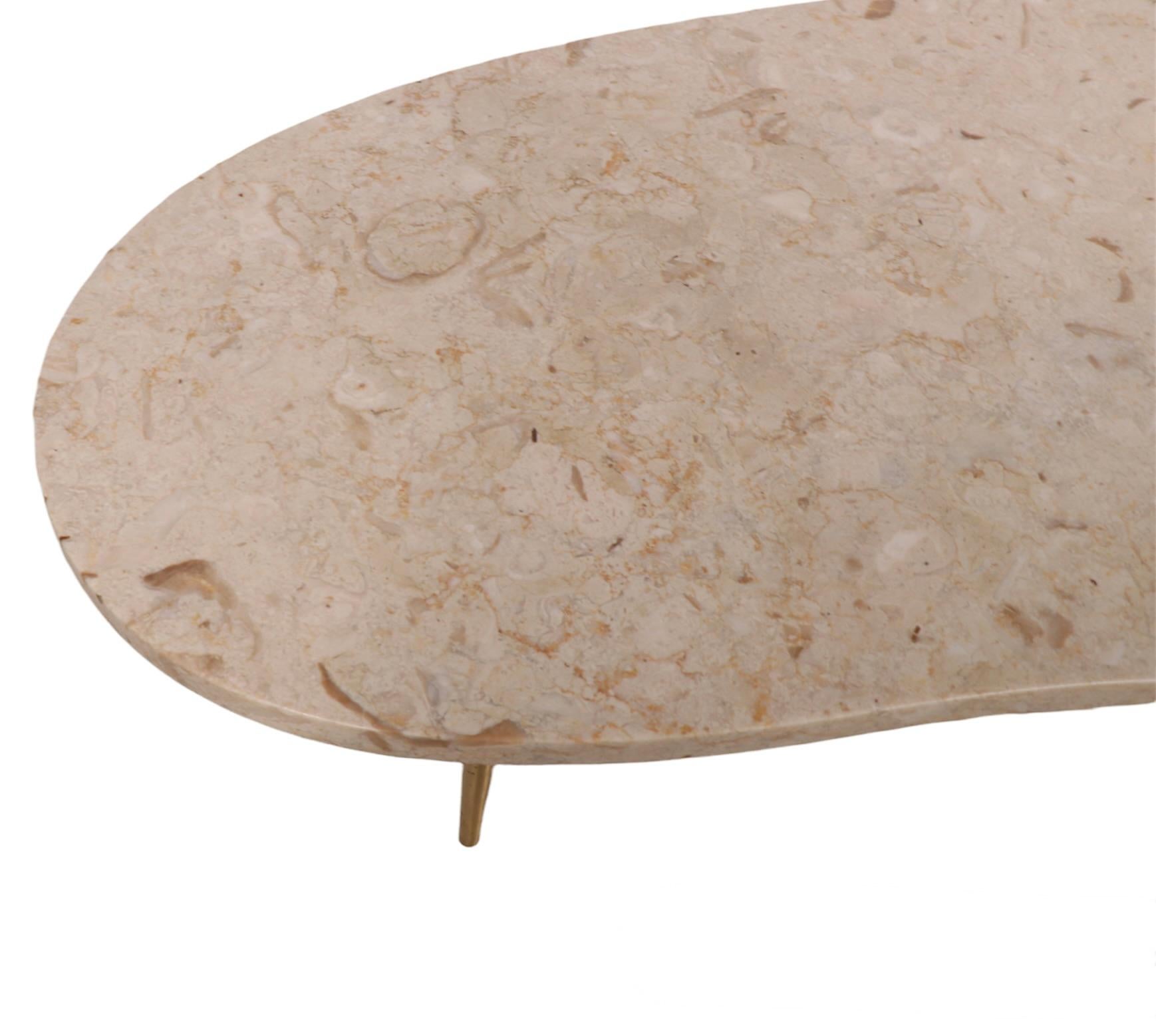 Laiton Table basse de forme libre en marbre du milieu du siècle dernier d'après Ponti en vente