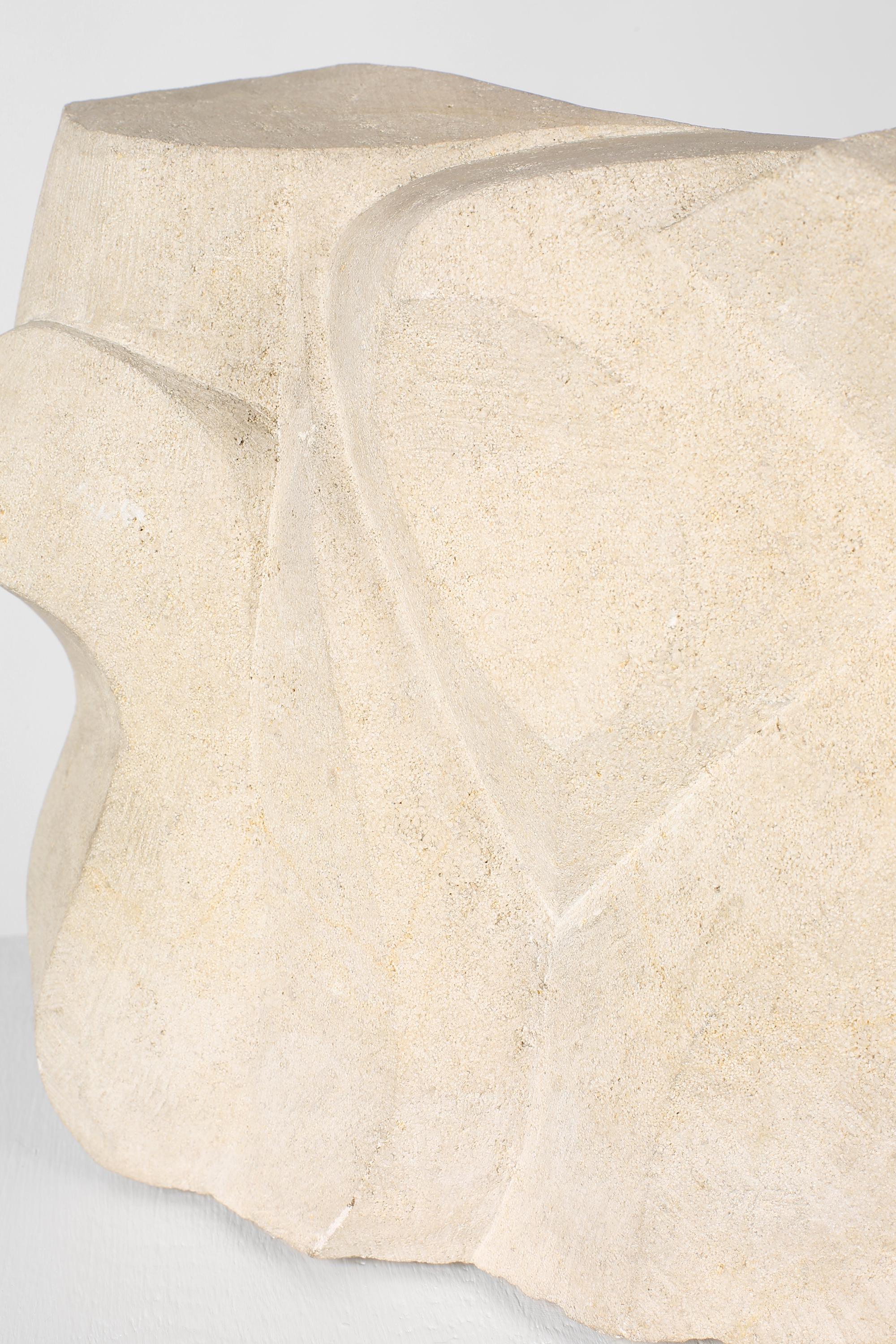Sculpture abstraite en pierre sculptée de forme libre du milieu du siècle en vente 5
