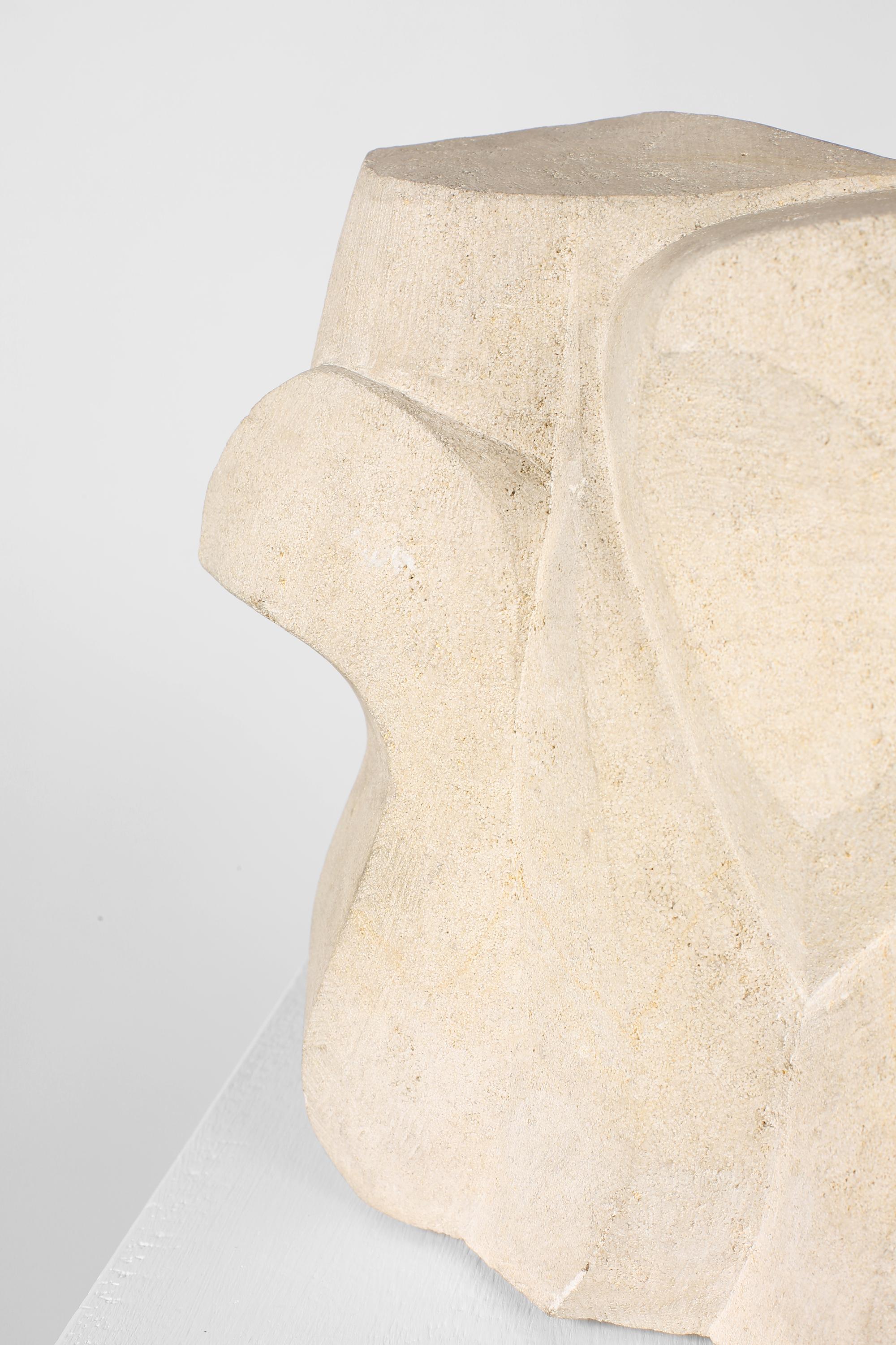 Sculpture abstraite en pierre sculptée de forme libre du milieu du siècle en vente 7
