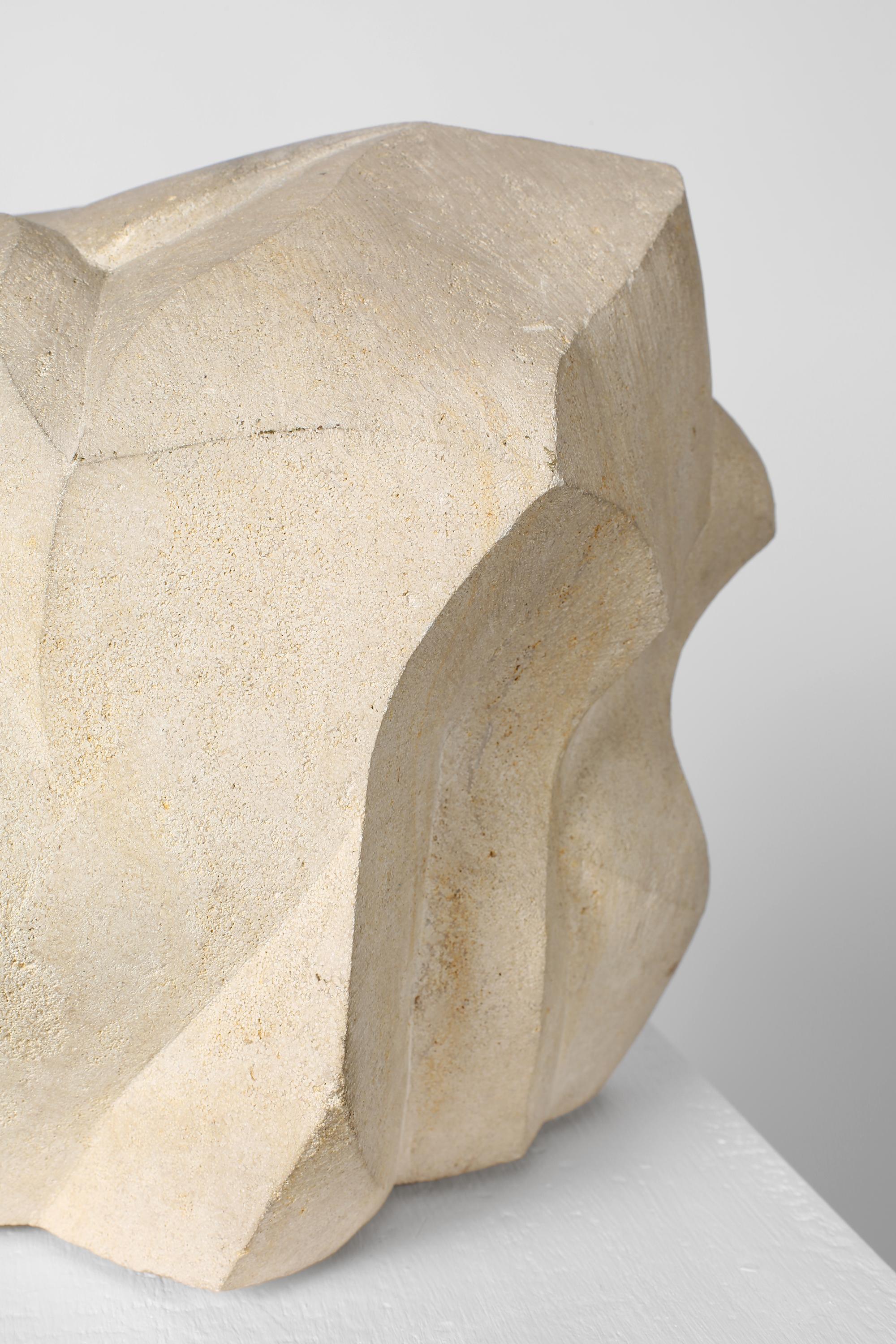 Européen Sculpture abstraite en pierre sculptée de forme libre du milieu du siècle en vente