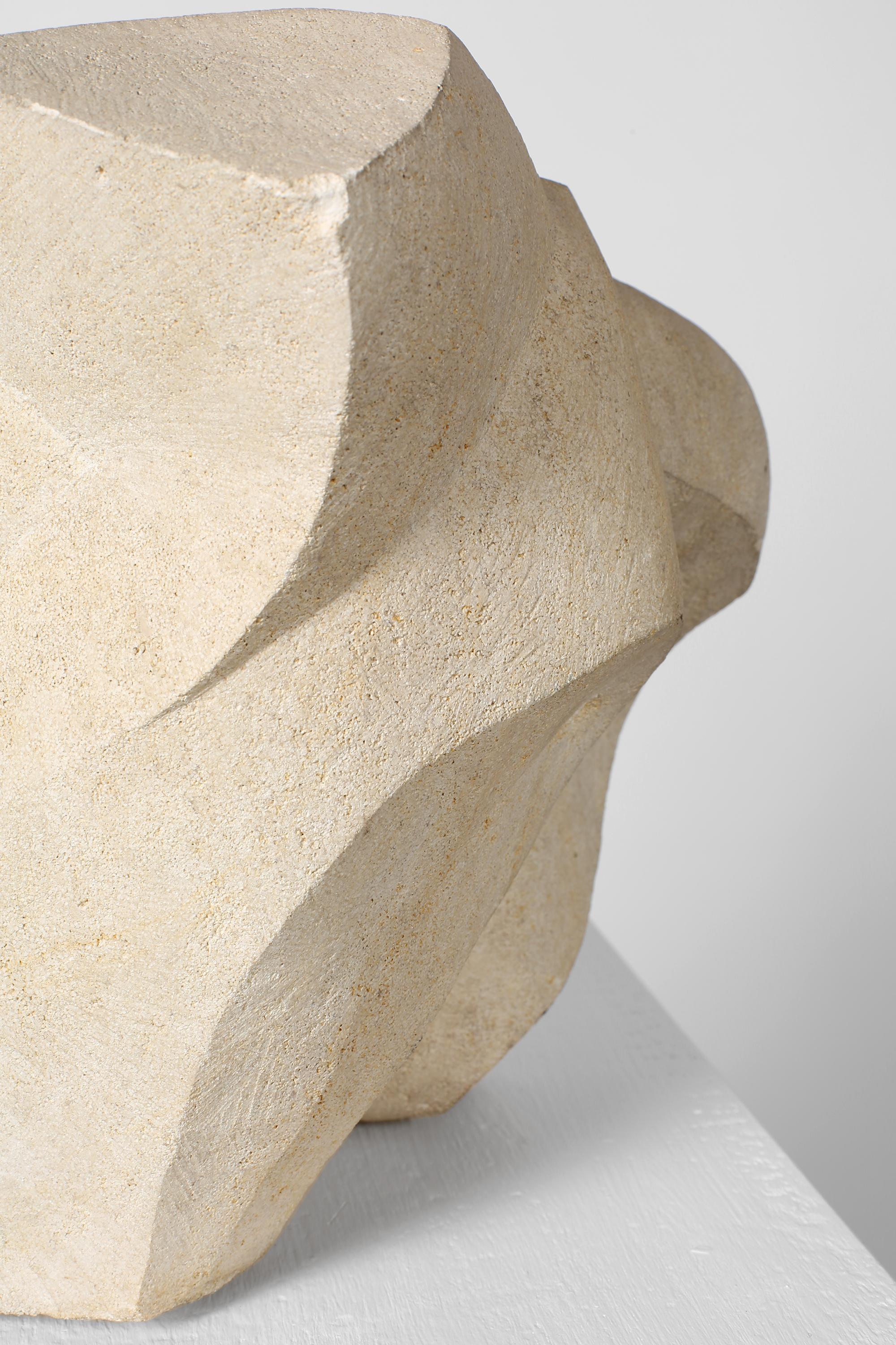 20ième siècle Sculpture abstraite en pierre sculptée de forme libre du milieu du siècle en vente
