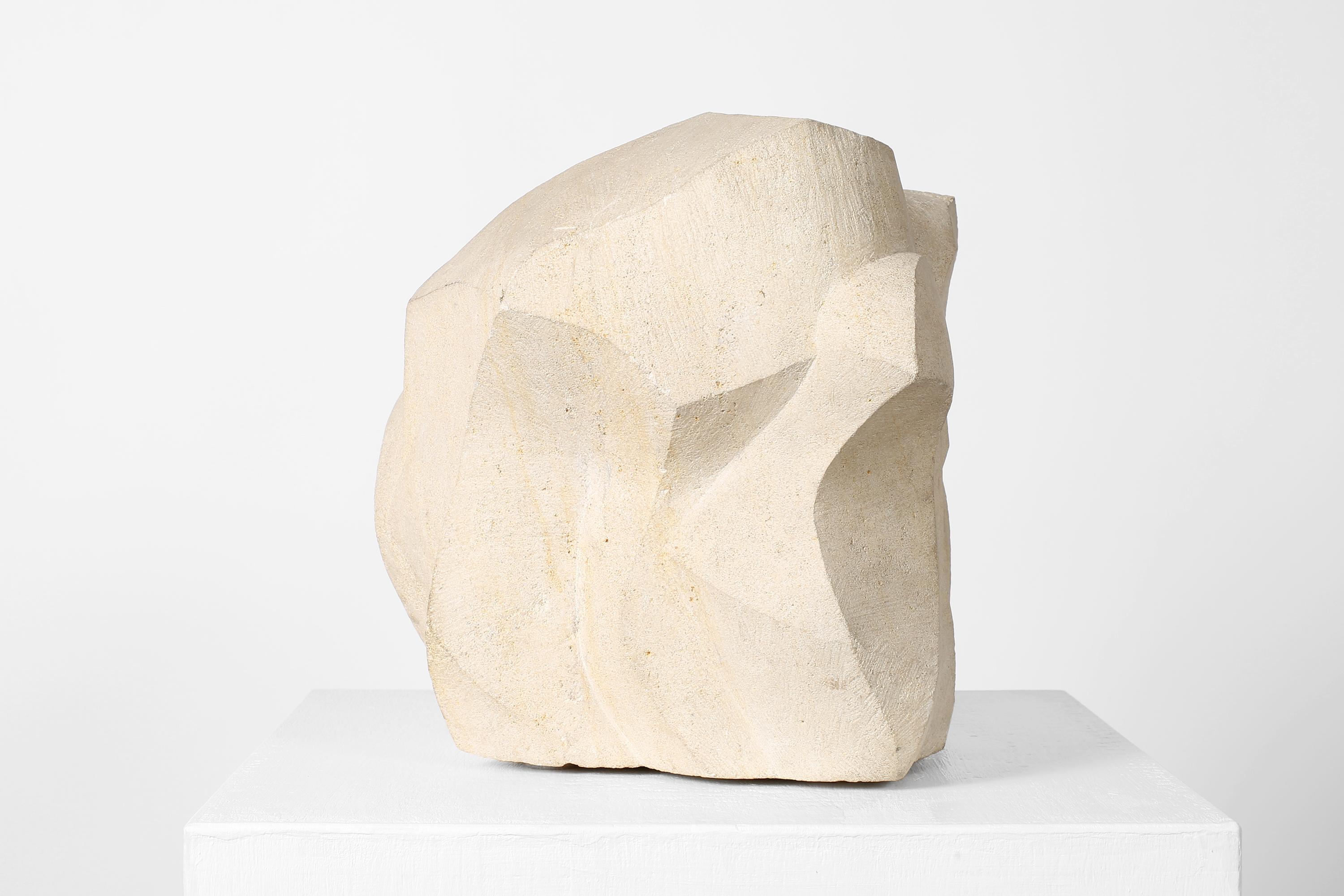 Sculpture abstraite en pierre sculptée de forme libre du milieu du siècle en vente 1