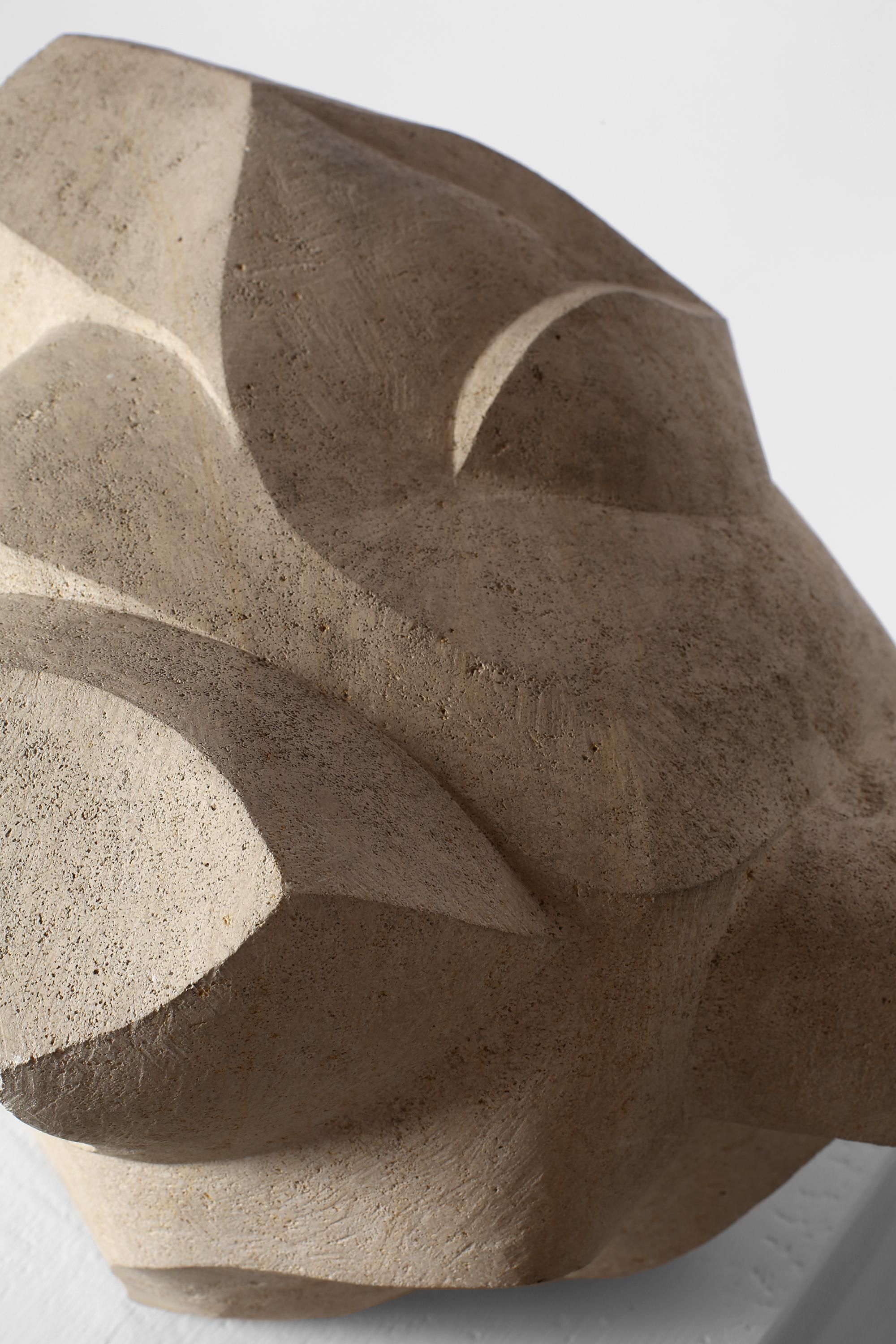 Sculpture abstraite en pierre sculptée de forme libre du milieu du siècle en vente 3