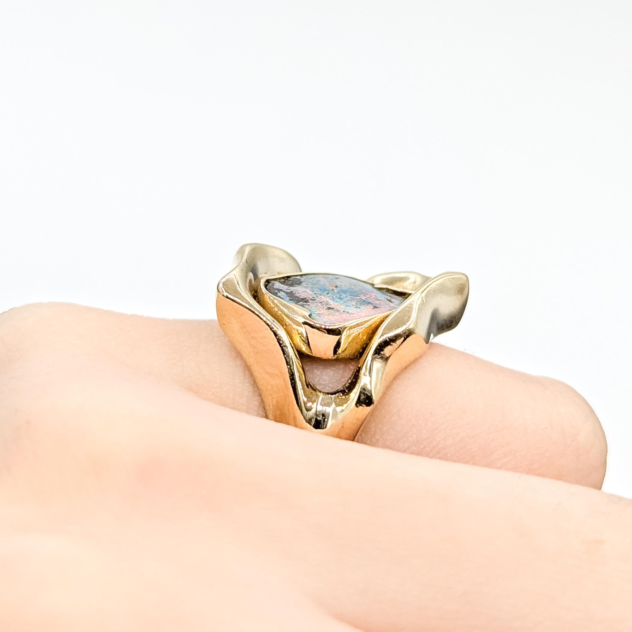 Anello di metà secolo con opale australiano a forma libera in 14 carati in vendita 4