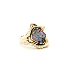 Anillo de ópalo australiano de forma libre de mediados de siglo en oro amarillo de 14k