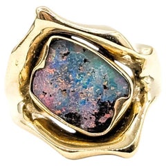 Anillo de ópalo australiano de forma libre de mediados de siglo en oro amarillo de 14k