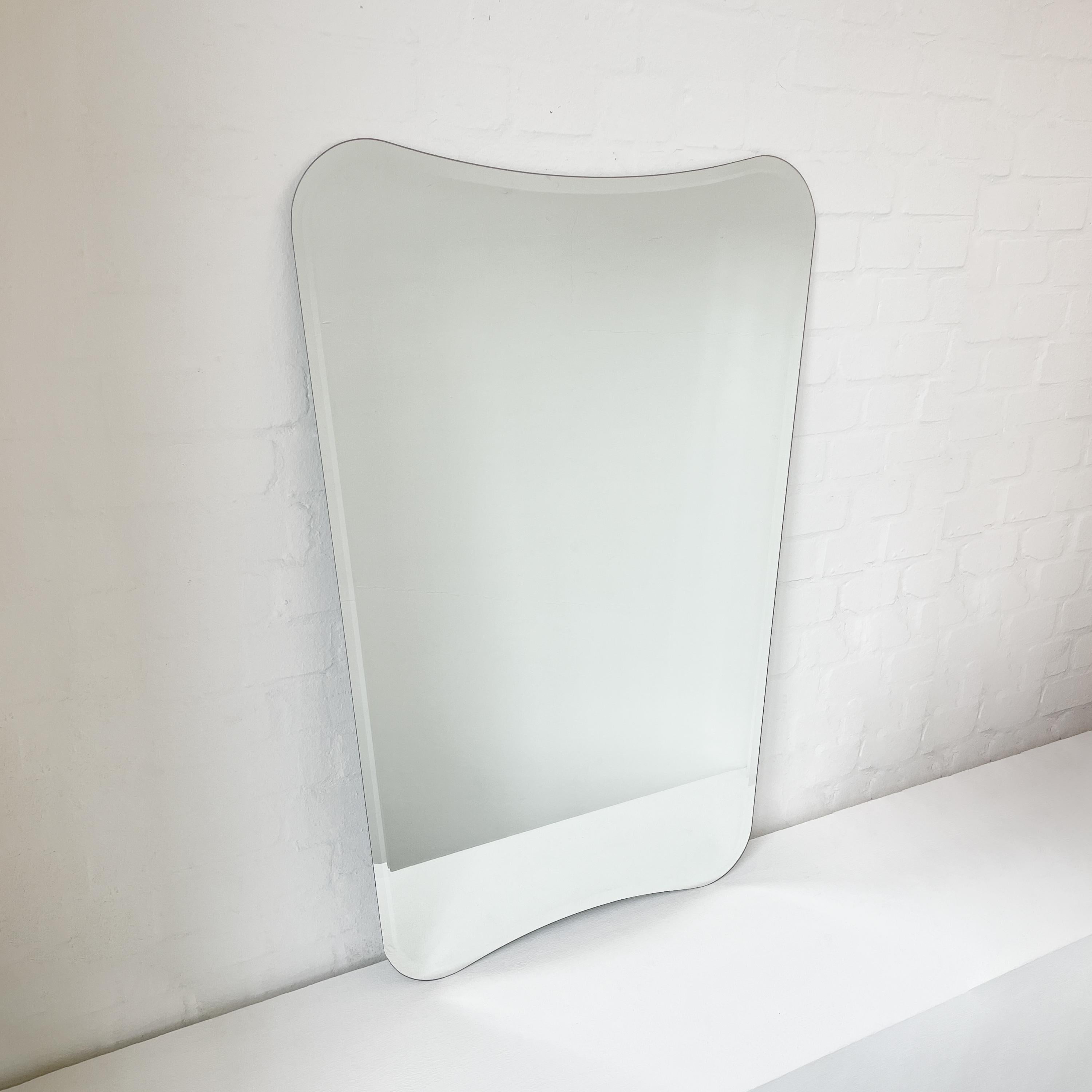 Mid-Century Modern Miroir mural moderne biseauté de forme libre du milieu du siècle dernier en vente