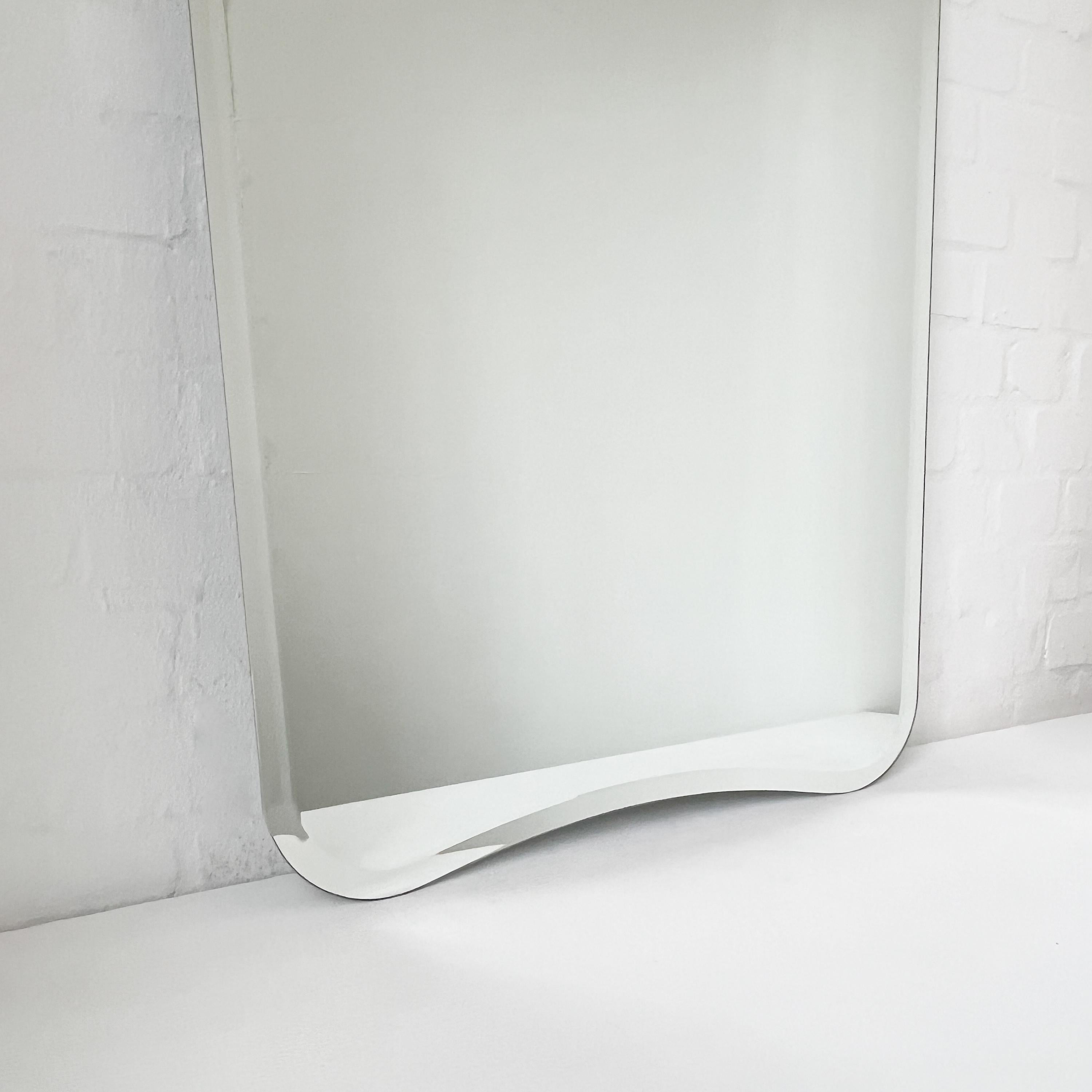Britannique Miroir mural moderne biseauté de forme libre du milieu du siècle dernier en vente