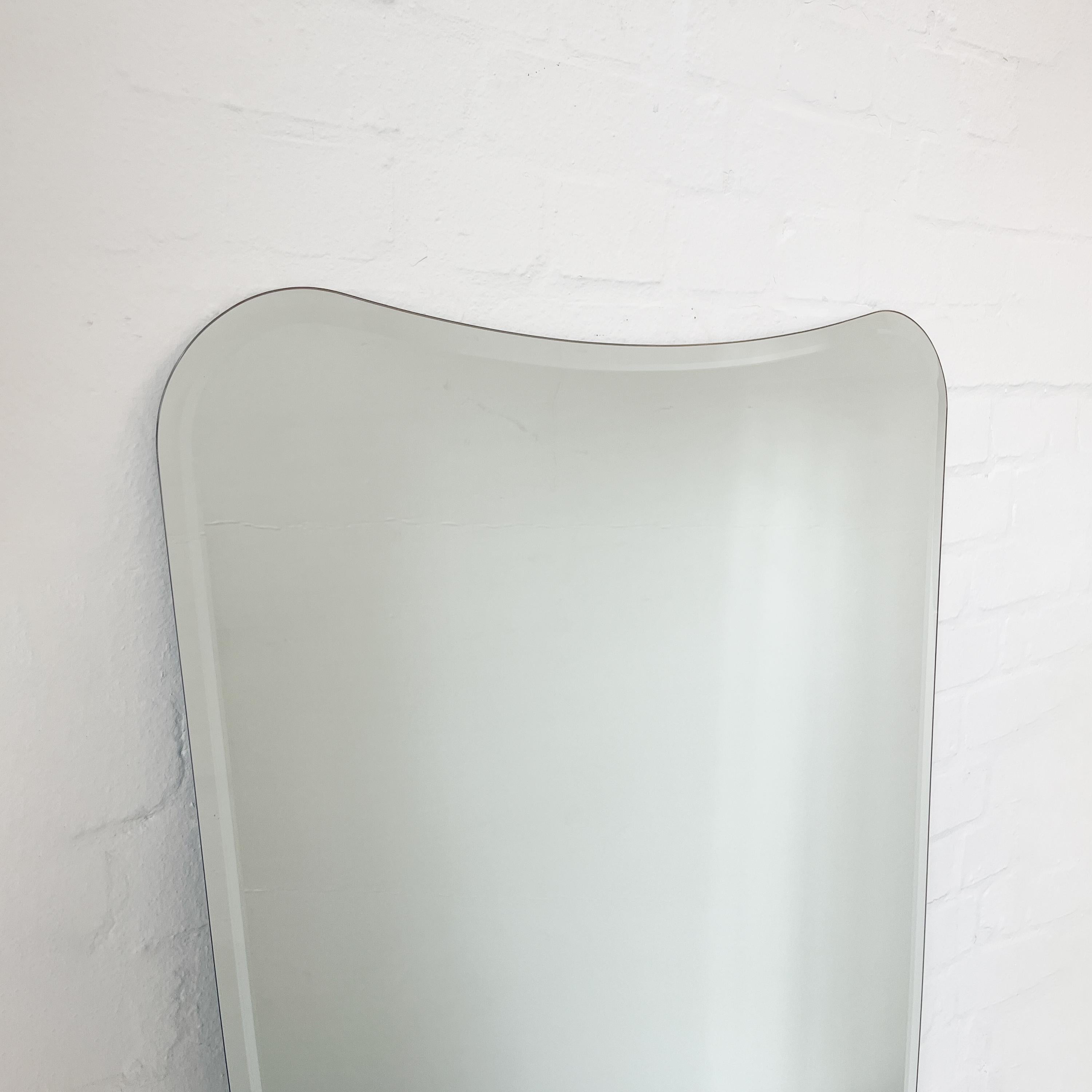Biseauté Miroir mural moderne biseauté de forme libre du milieu du siècle dernier en vente