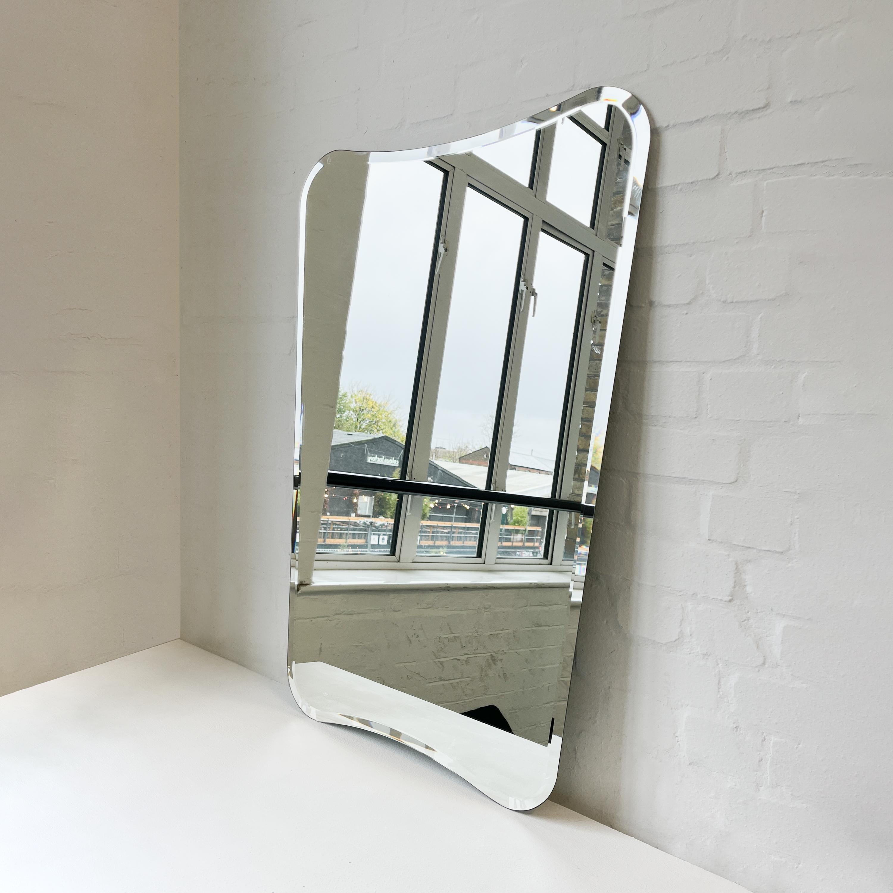 Miroir mural moderne biseauté de forme libre du milieu du siècle dernier Neuf - En vente à London, GB