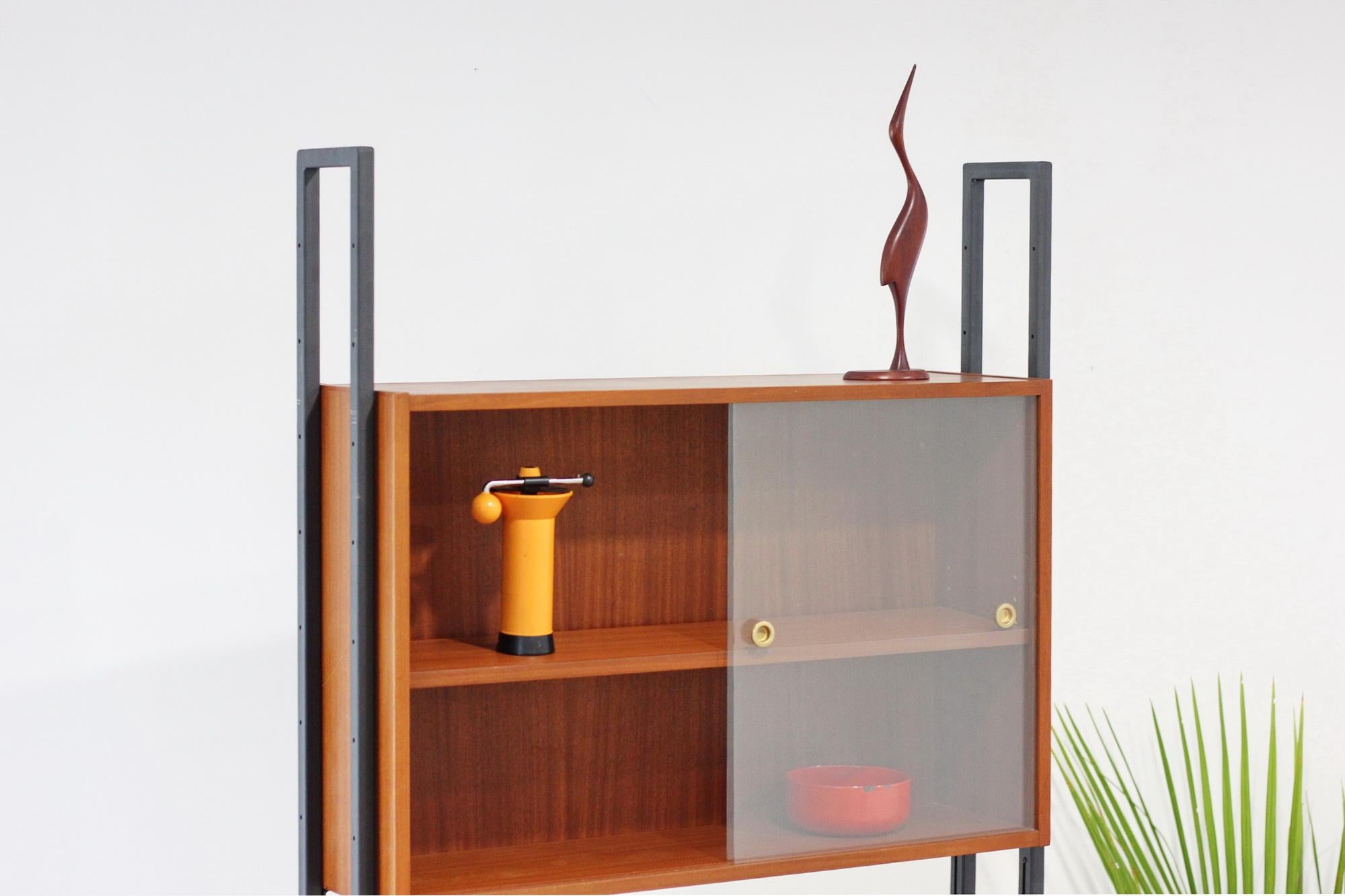 Mid Century Freestand Wall Units In Good Condition In Auckland, AUK
