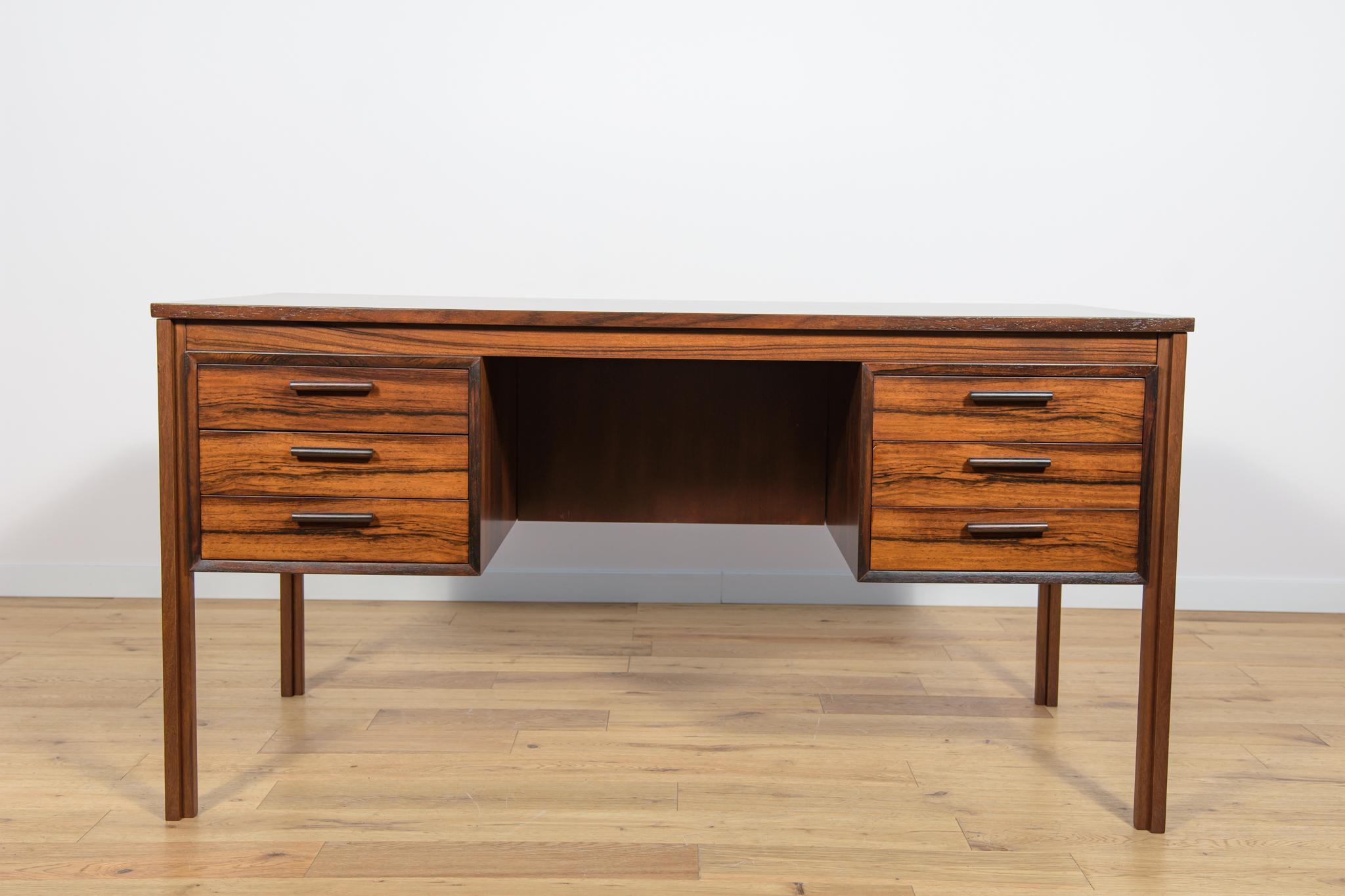 Freistehender Schreibtisch aus Rosenholz, 1960er Jahre (Moderne der Mitte des Jahrhunderts) im Angebot