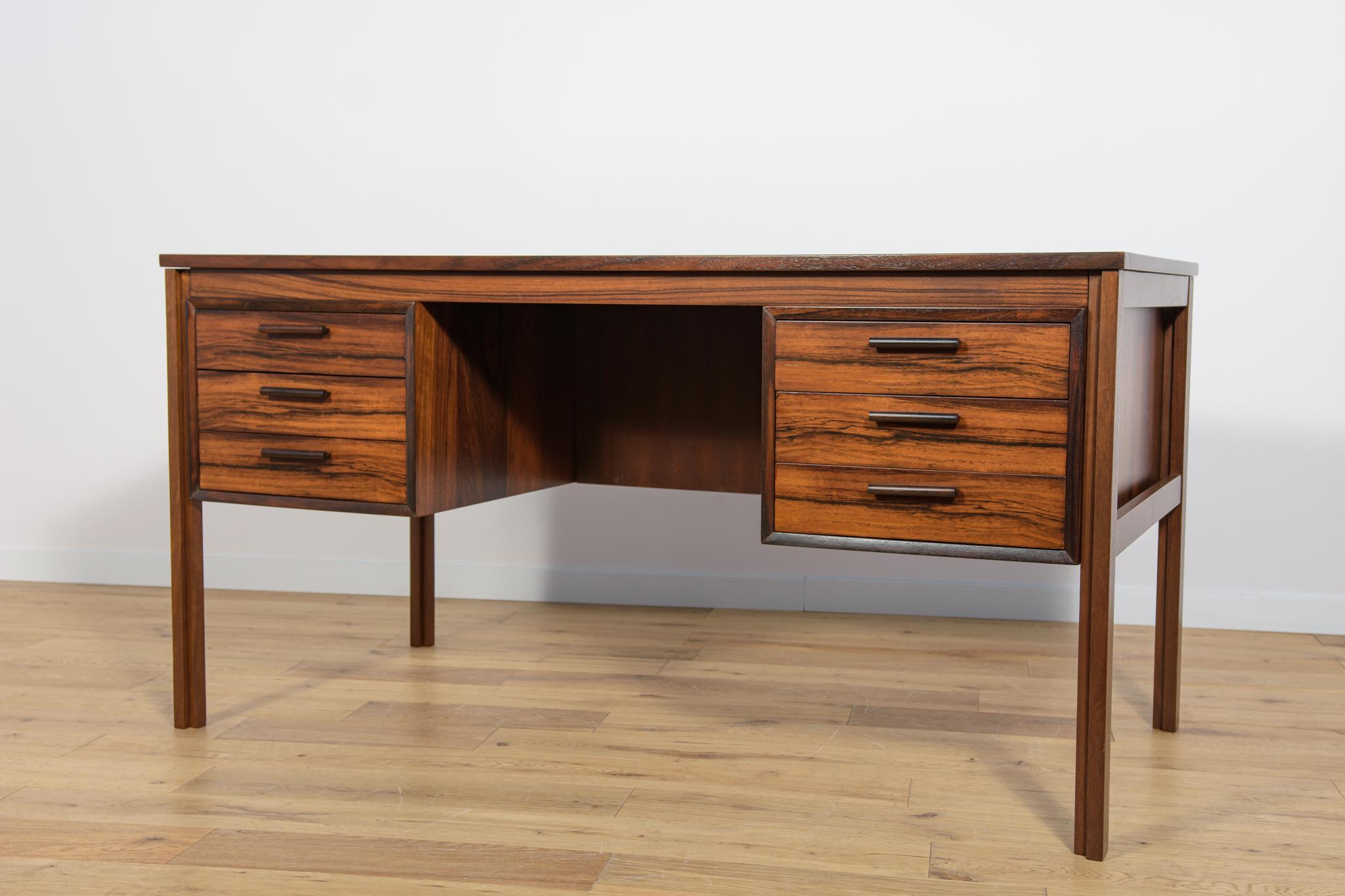 Freistehender Schreibtisch aus Rosenholz, 1960er Jahre (Holzarbeit) im Angebot