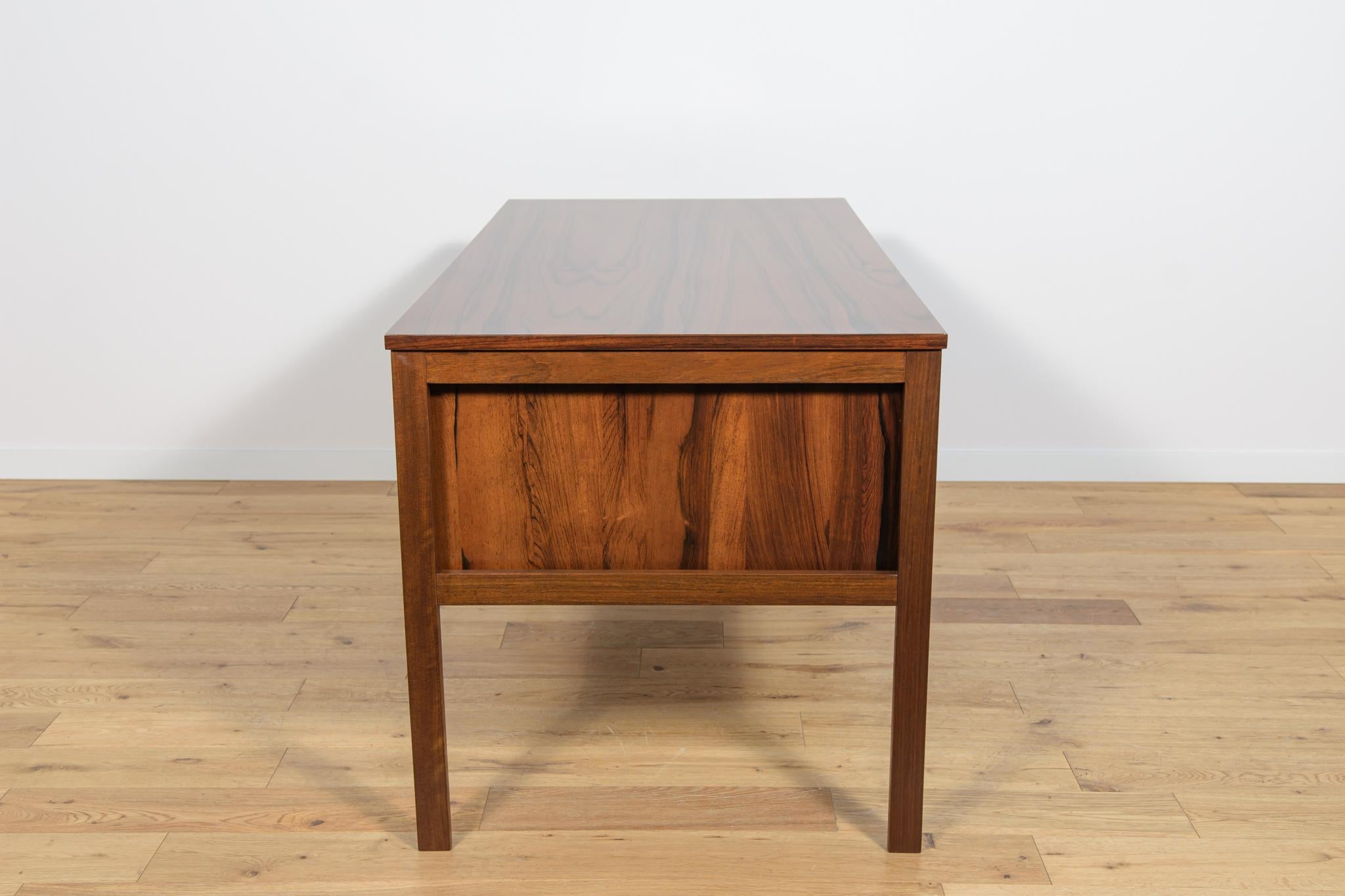 Mid-Century Freestanding Rosewood Desk, 1960s In Excellent Condition For Sale In GNIEZNO, 30