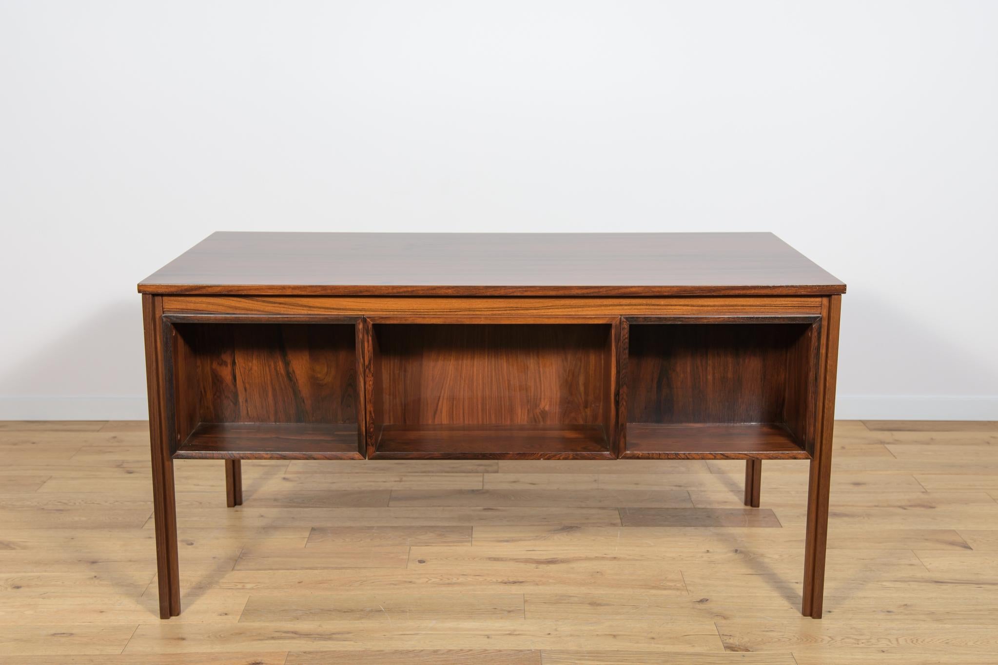 Freistehender Schreibtisch aus Rosenholz, 1960er Jahre (Mitte des 20. Jahrhunderts) im Angebot