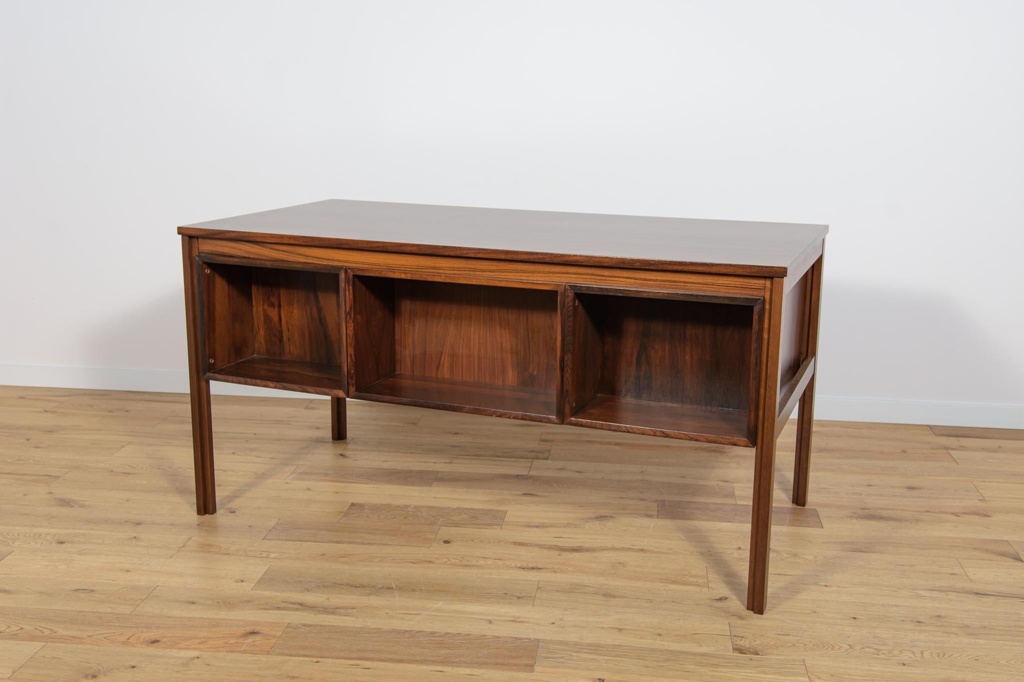 Freistehender Schreibtisch aus Rosenholz, 1960er Jahre im Angebot 1