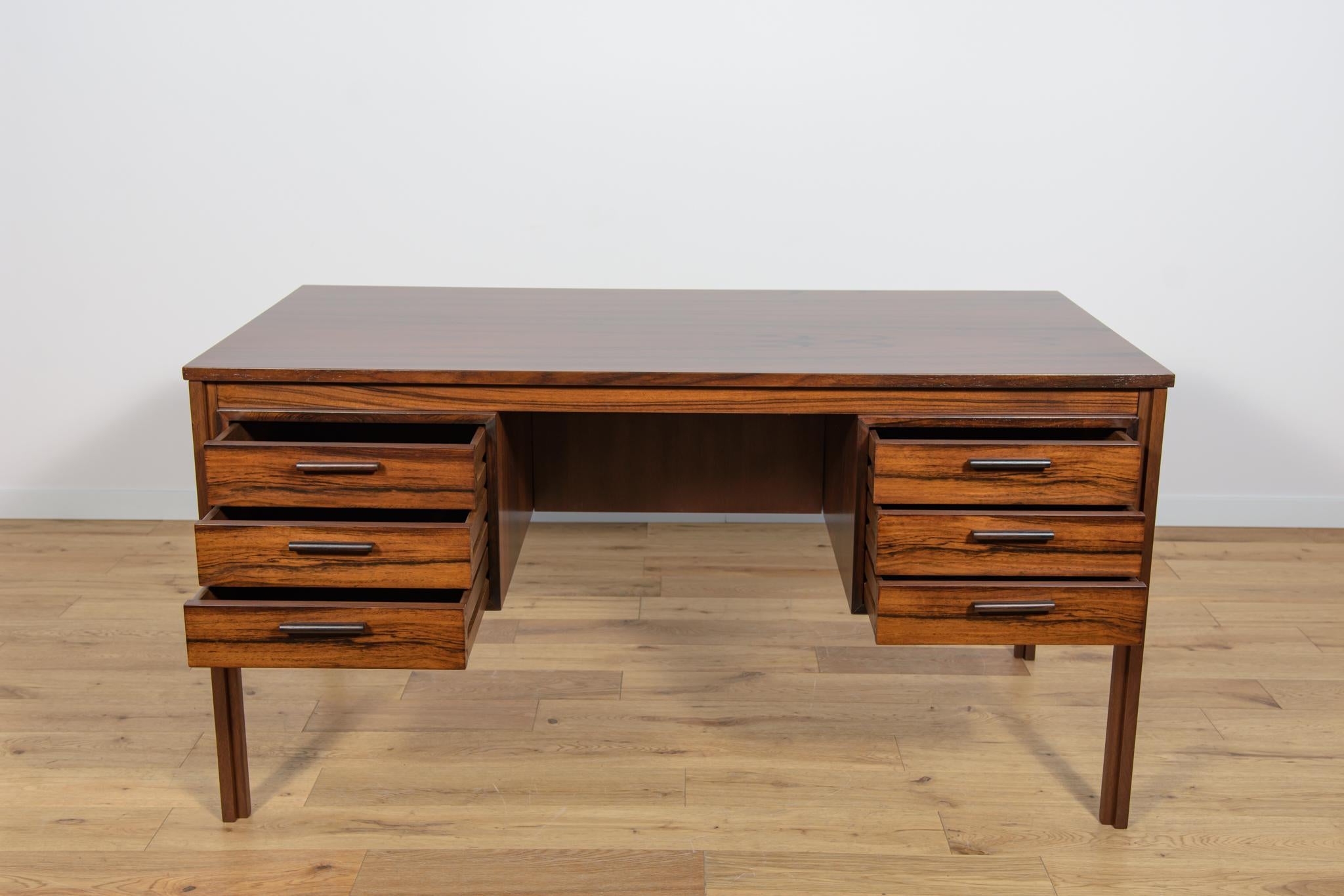 Freistehender Schreibtisch aus Rosenholz, 1960er Jahre im Angebot 2