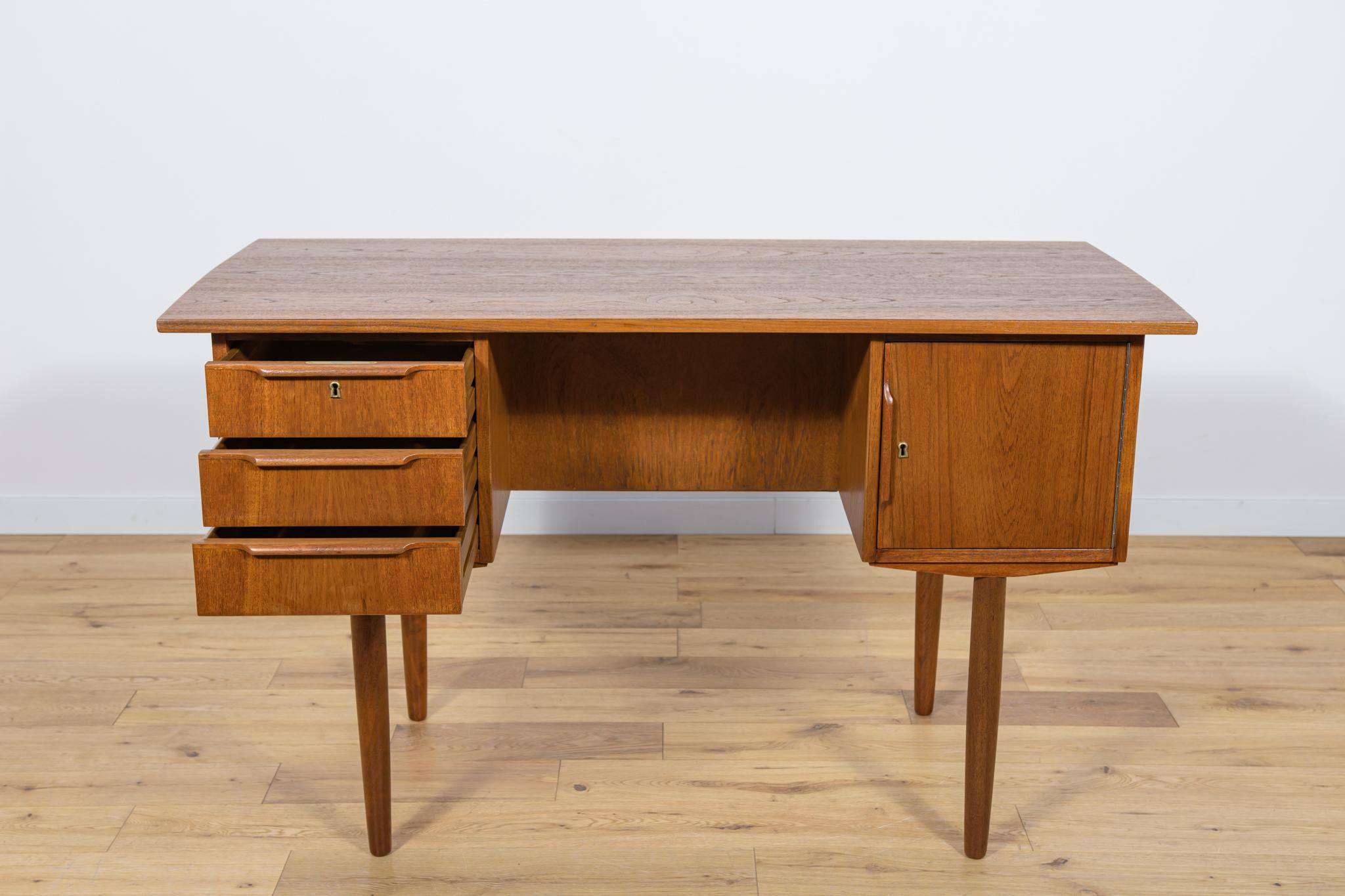 Mid-Century Freestanding Teak Desk, 1960s For Sale 3