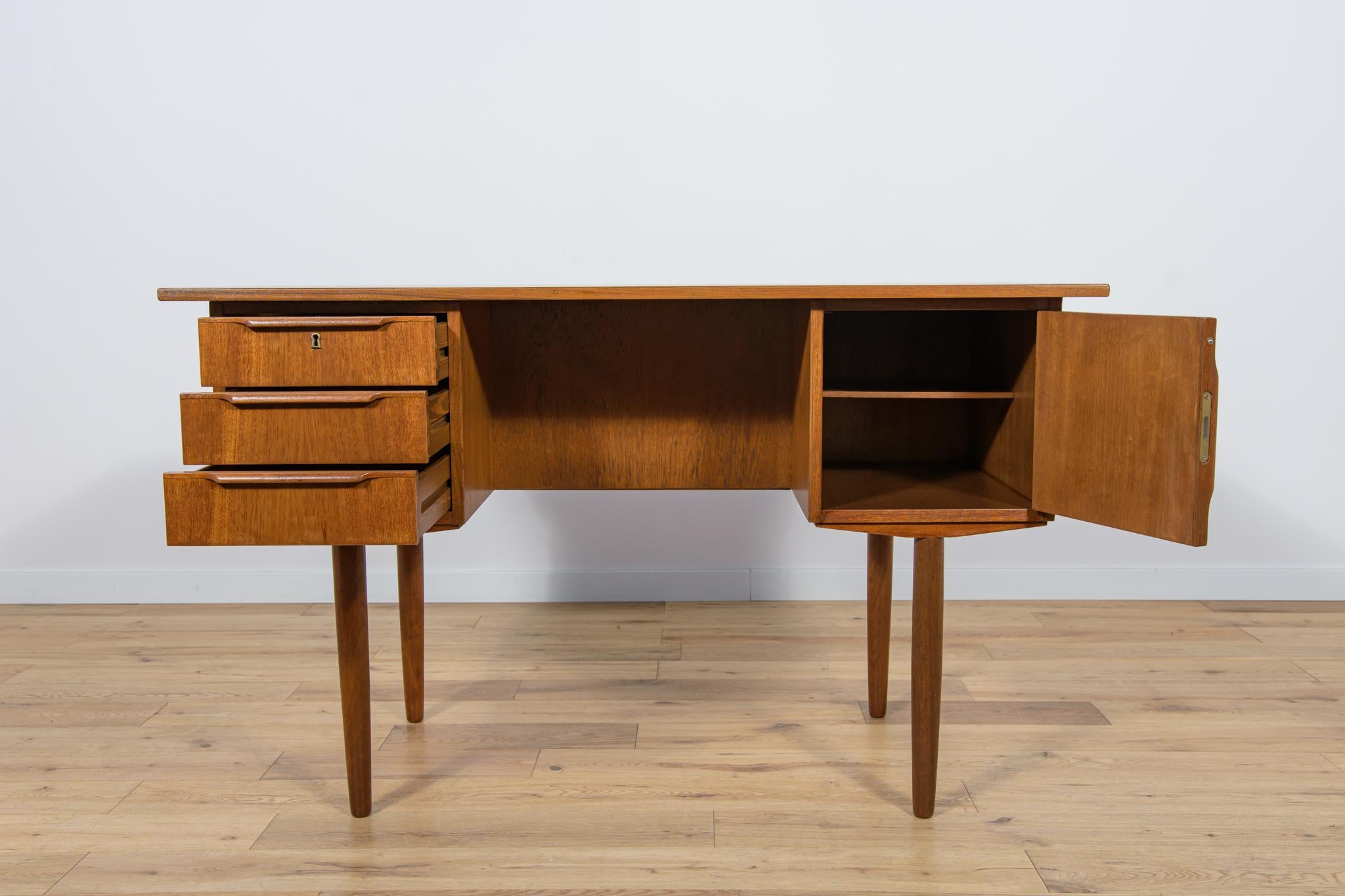 Mid-Century Freestanding Teak Desk, 1960s For Sale 4