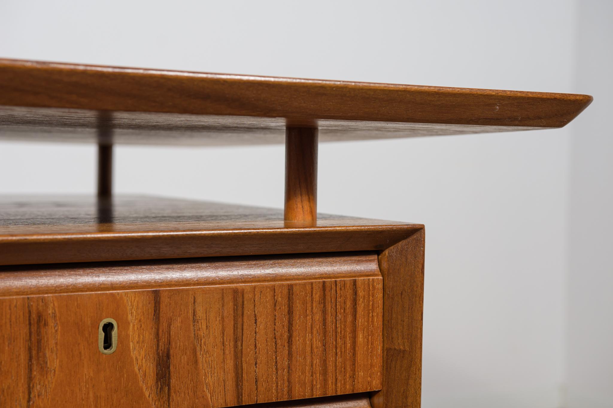 Freistehender Teakholz-Schreibtisch aus der Jahrhundertmitte, 1960er Jahre im Angebot 11