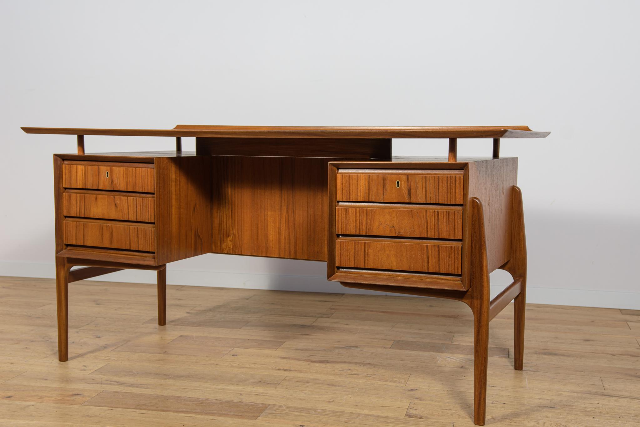 Freistehender Teakholz-Schreibtisch aus der Jahrhundertmitte, 1960er Jahre (Moderne der Mitte des Jahrhunderts) im Angebot