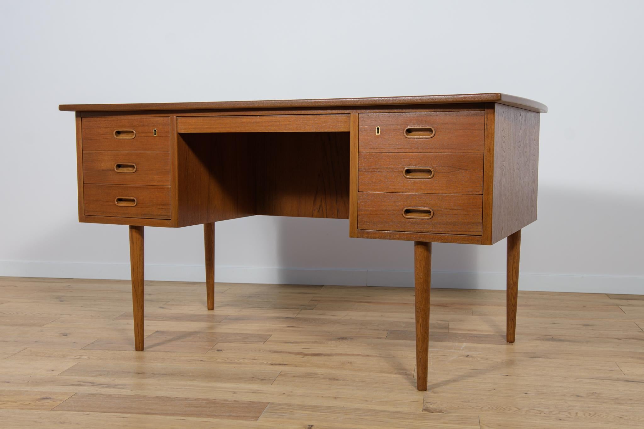 Mid-Century Freestanding Teak Desk, 1960s In Excellent Condition For Sale In GNIEZNO, 30