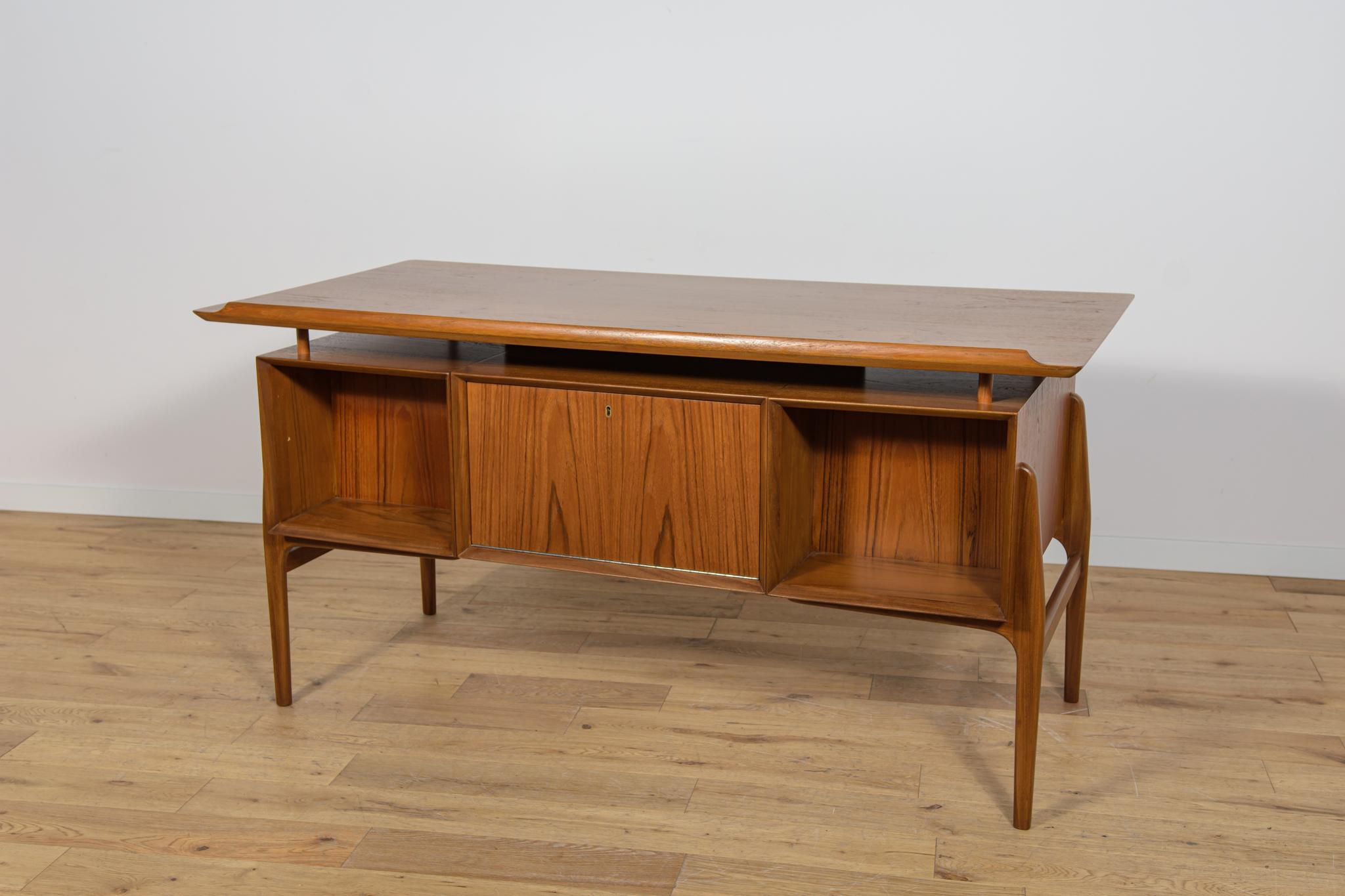 Freistehender Teakholz-Schreibtisch aus der Jahrhundertmitte, 1960er Jahre (Mitte des 20. Jahrhunderts) im Angebot