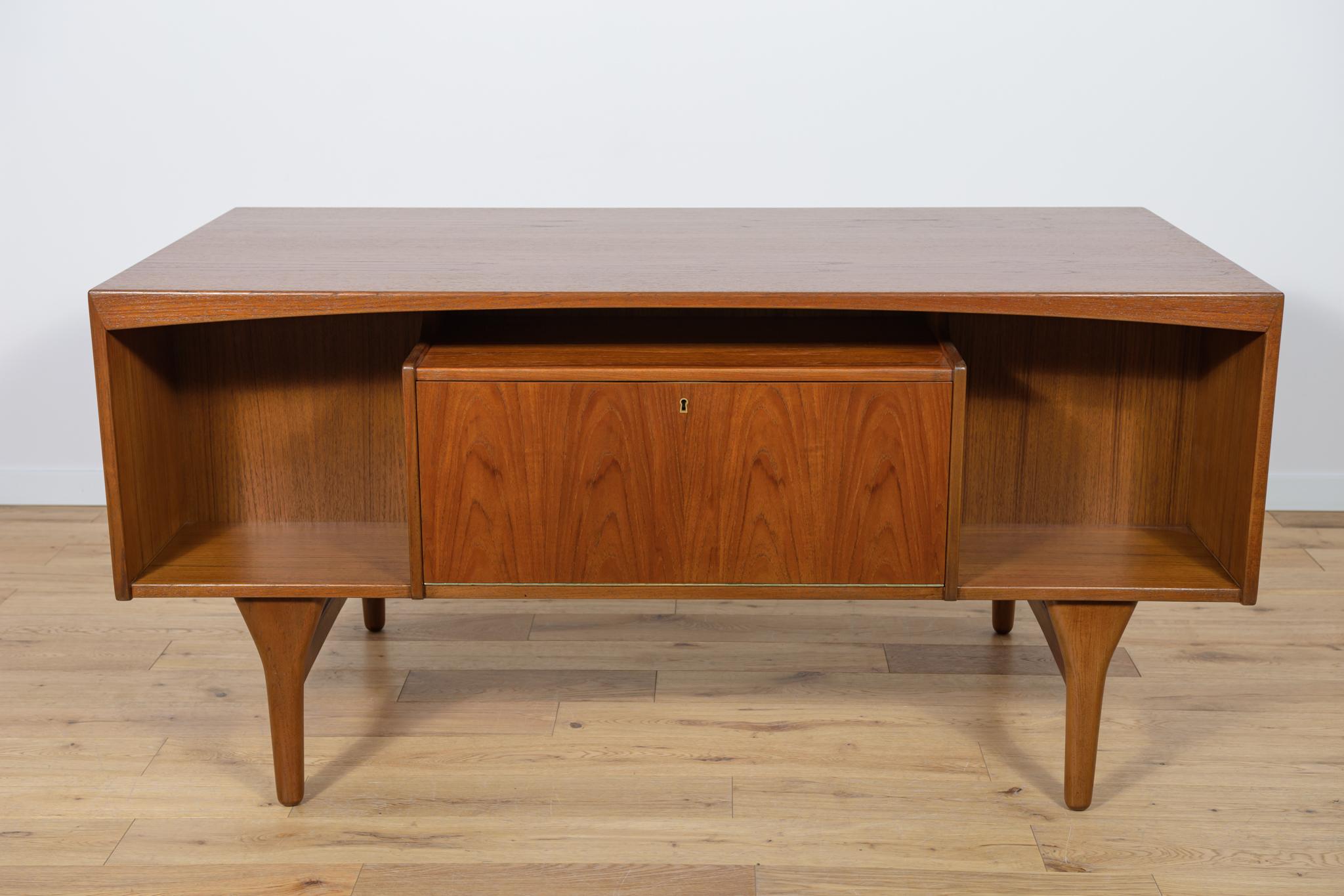 Mid-Century Freestanding teak Desk by Valdemar Mortensen, 1960s In Excellent Condition For Sale In GNIEZNO, 30