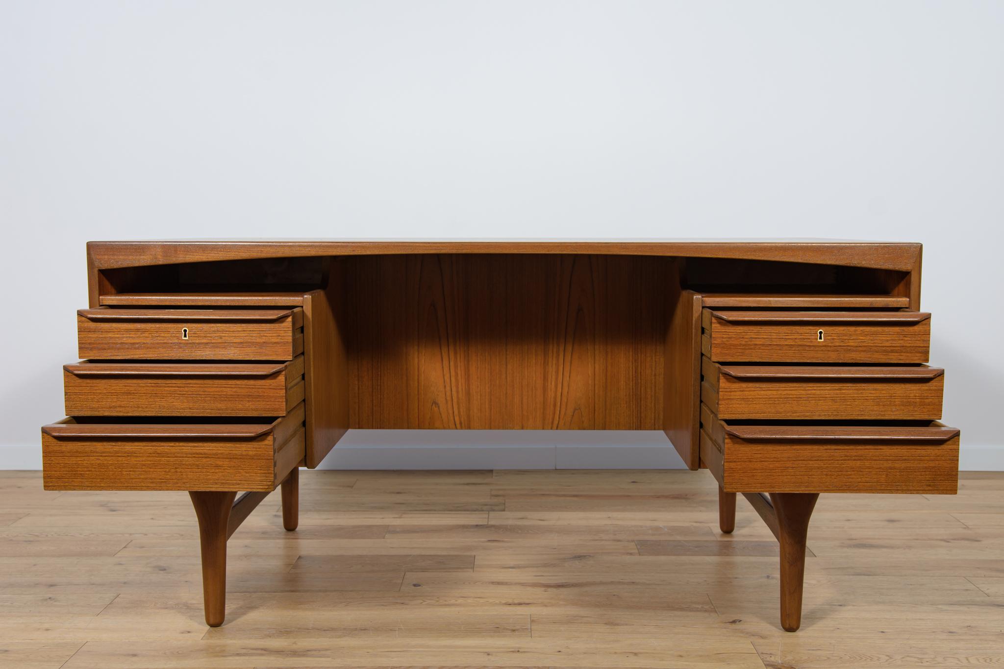 Freistehender Mid-Century-Schreibtisch aus Teakholz von Valdemar Mortensen, 1960er Jahre (Rosenholz) im Angebot