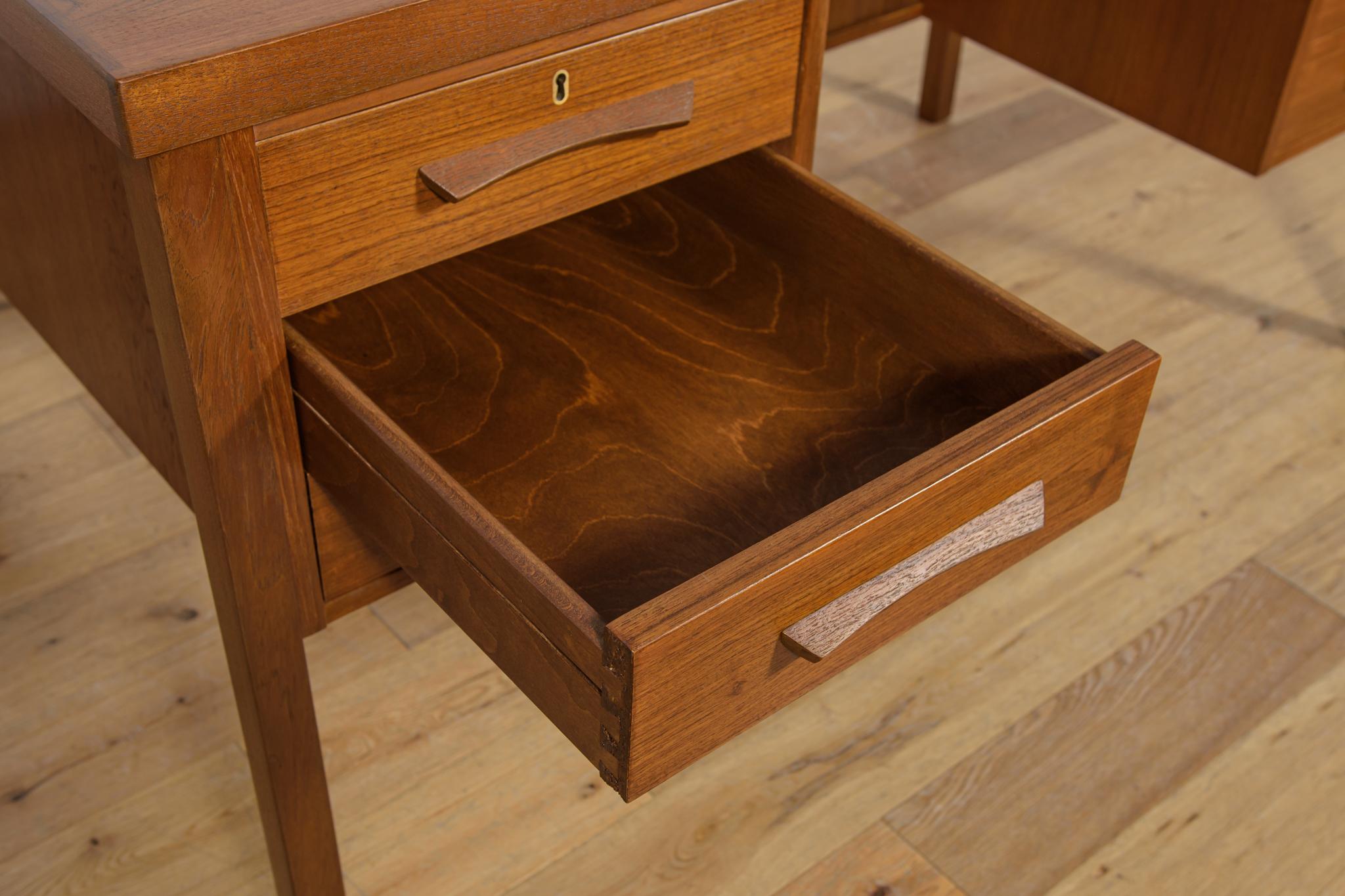 Scrivania indipendente in teak di metà secolo, Danimarca, anni '60 in vendita 2