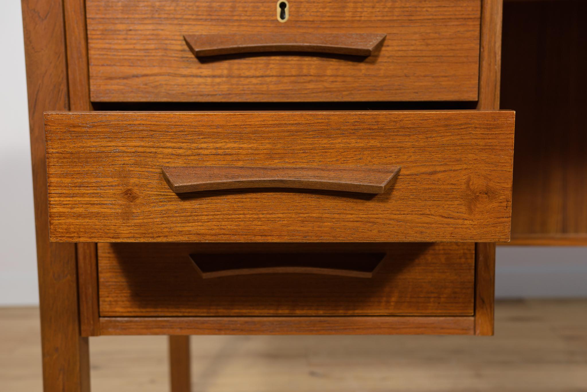 Scrivania indipendente in teak di metà secolo, Danimarca, anni '60 in vendita 3